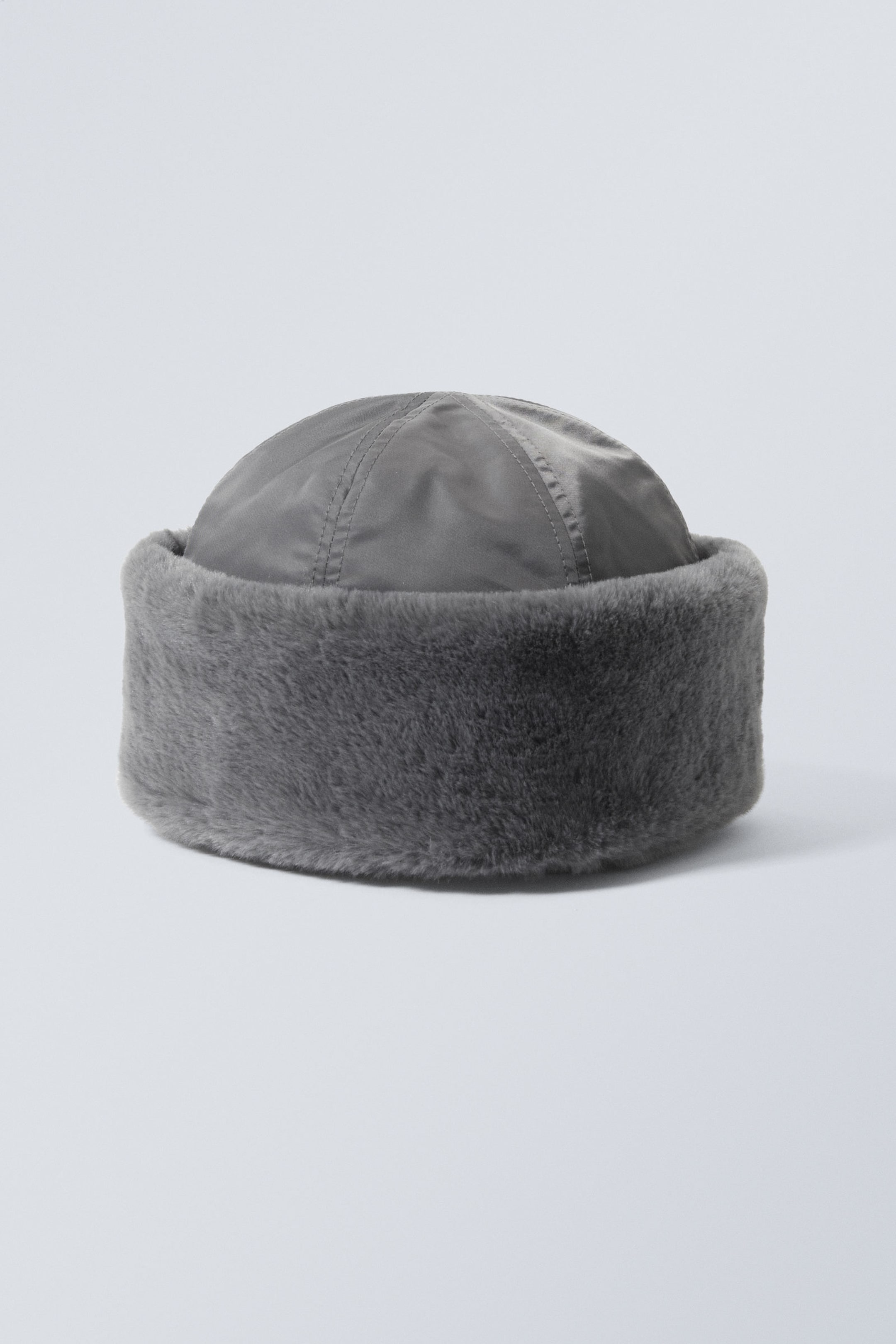 Grau - Nylon-Mütze mit Kunstpelz