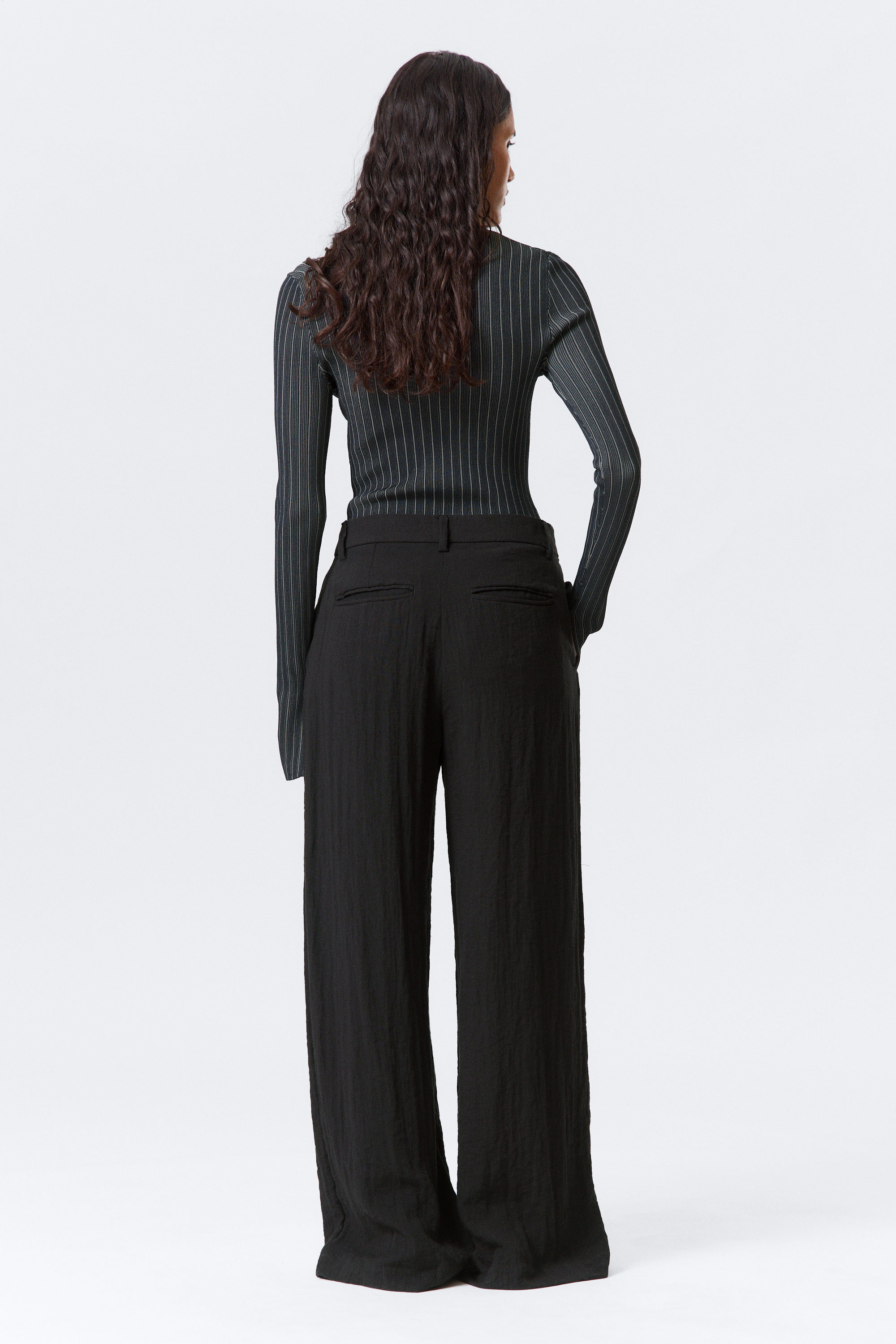 Schwarz - Weite, niedrig sitzende Hose in Knitteroptik - 3