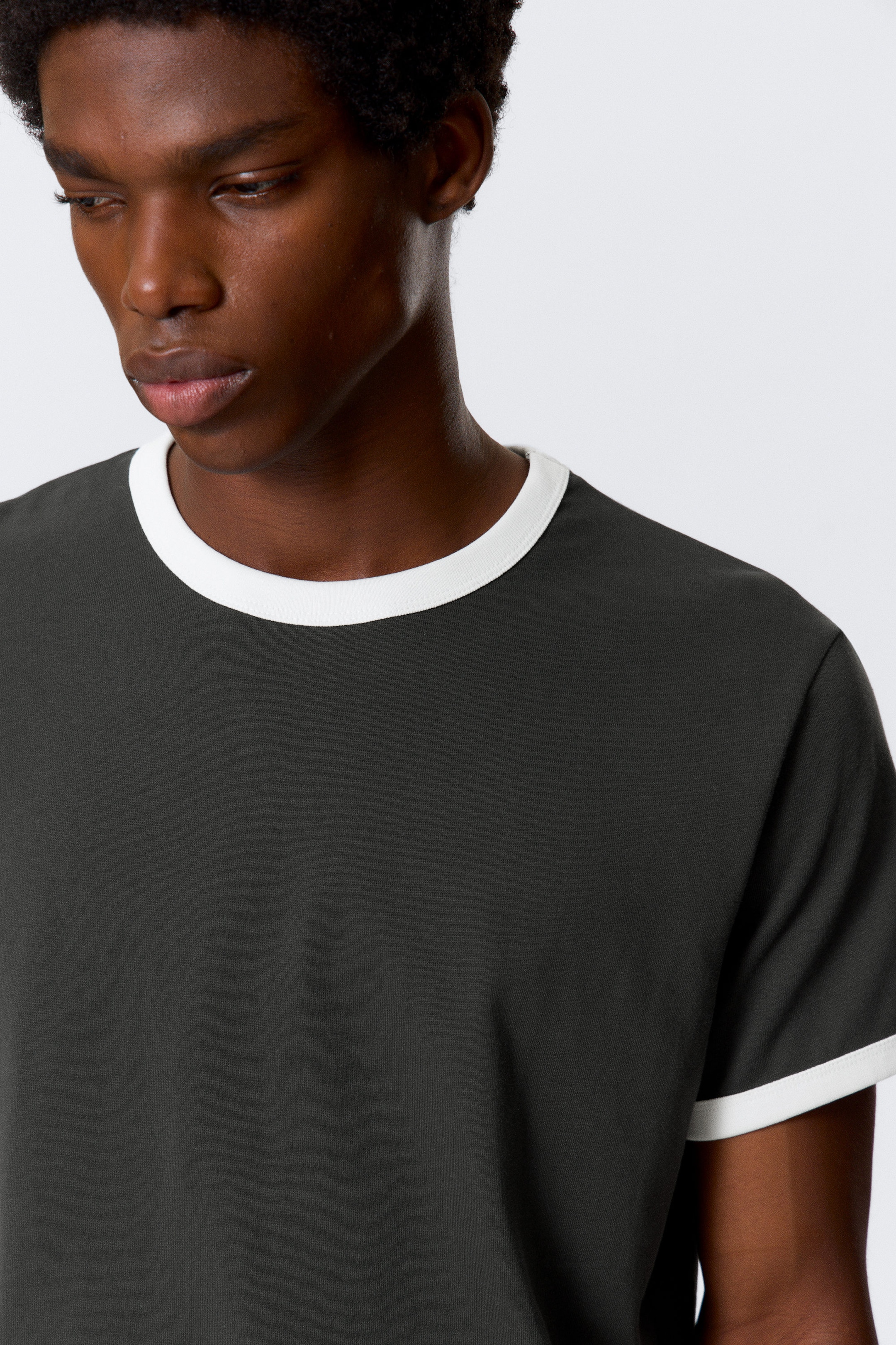 Dunkelgrau & Weiß - Kurzärmliges Baumwoll-T-Shirt mit Kontrastbesatz - 1