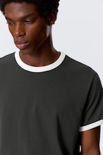 Dunkelgrau & Weiß - Kurzärmliges Baumwoll-T-Shirt mit Kontrastbesatz - 1