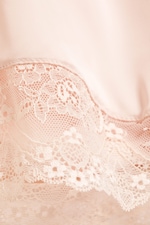 Helles, staubiges Pfirsich - Kurze Satin-Shorts mit Spitze - 5