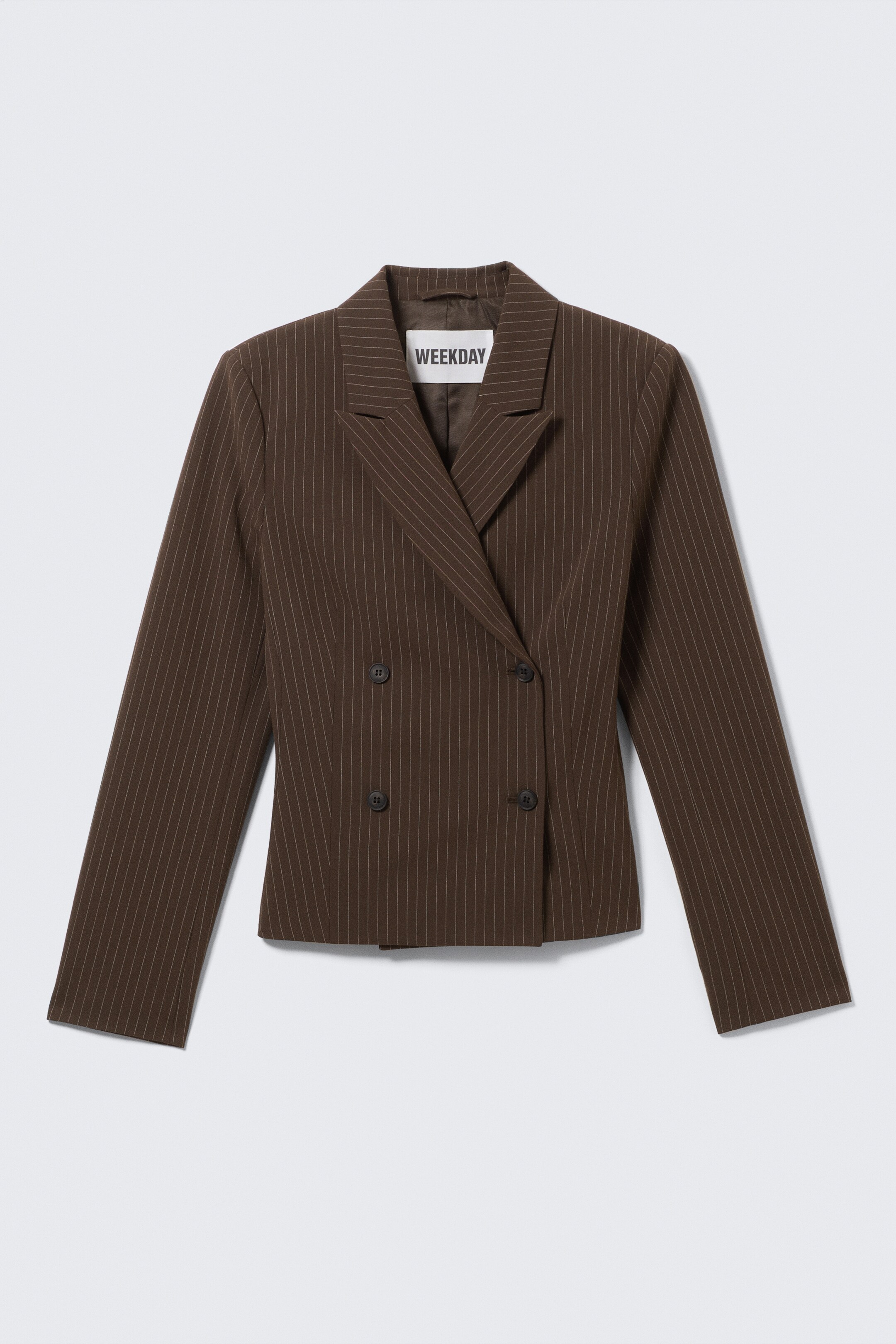 Agrandir l'image: Un blazer à rayures marron est exposé de face, présentant un design court à double boutonnage avec quatre boutons foncés et des revers crantés.
