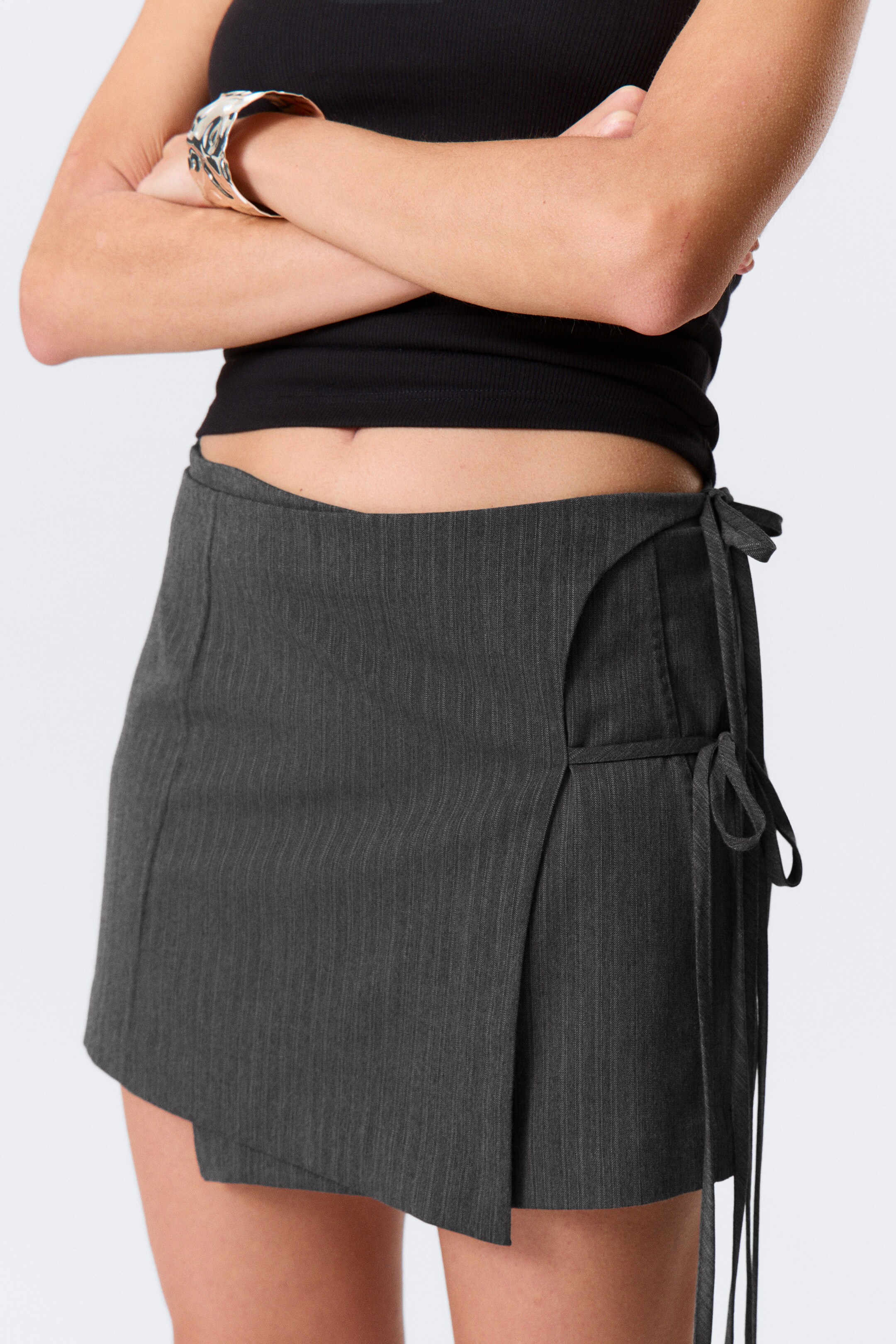 Agrandir l'image: Mini-jupe portefeuille à bretelles - Gris foncé chiné - FEMME | H&M FR 2