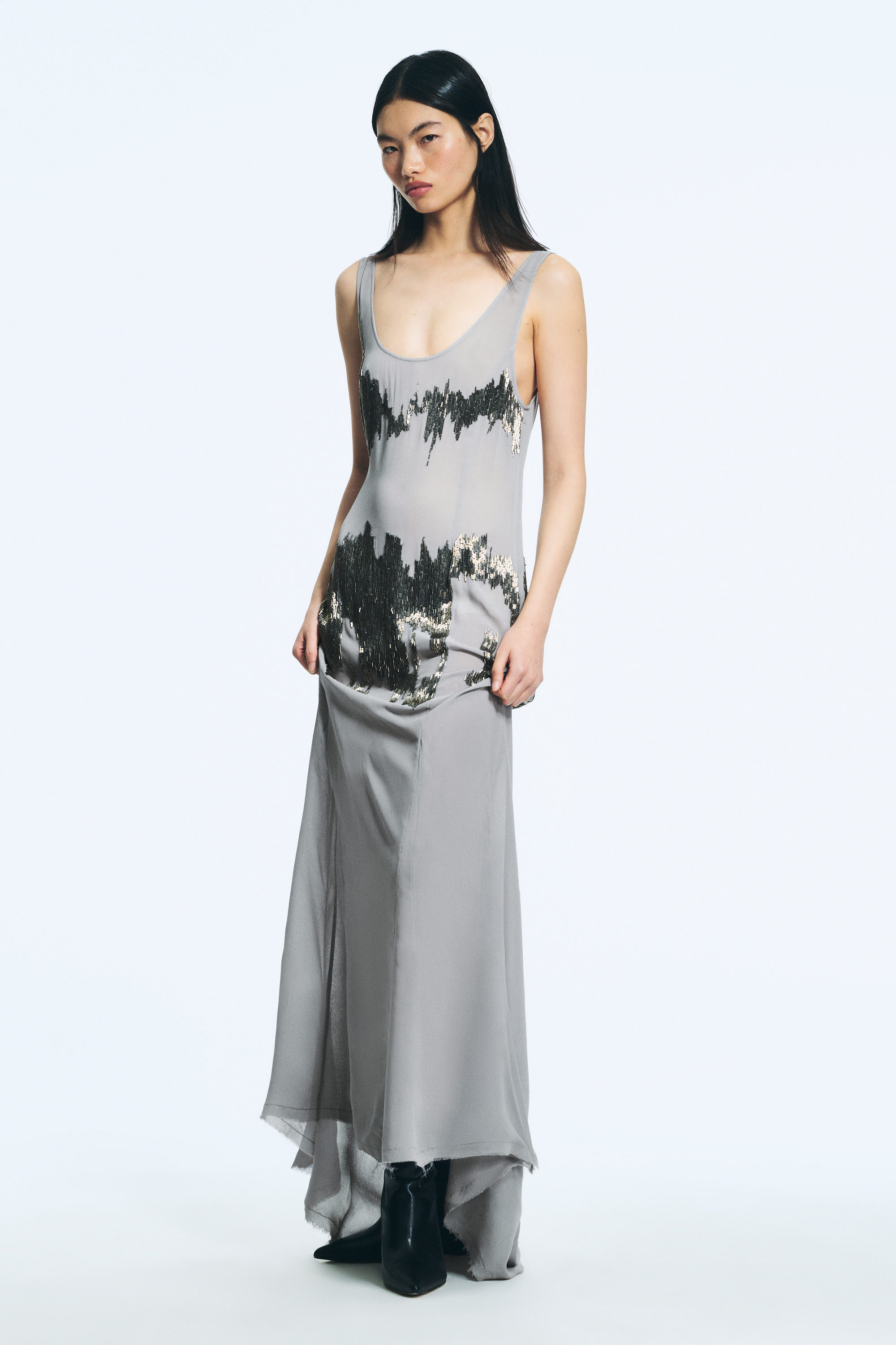 Hellgrau mit Perlenbesatz - Langes ärmelloses Kleid mit Perlen - 1