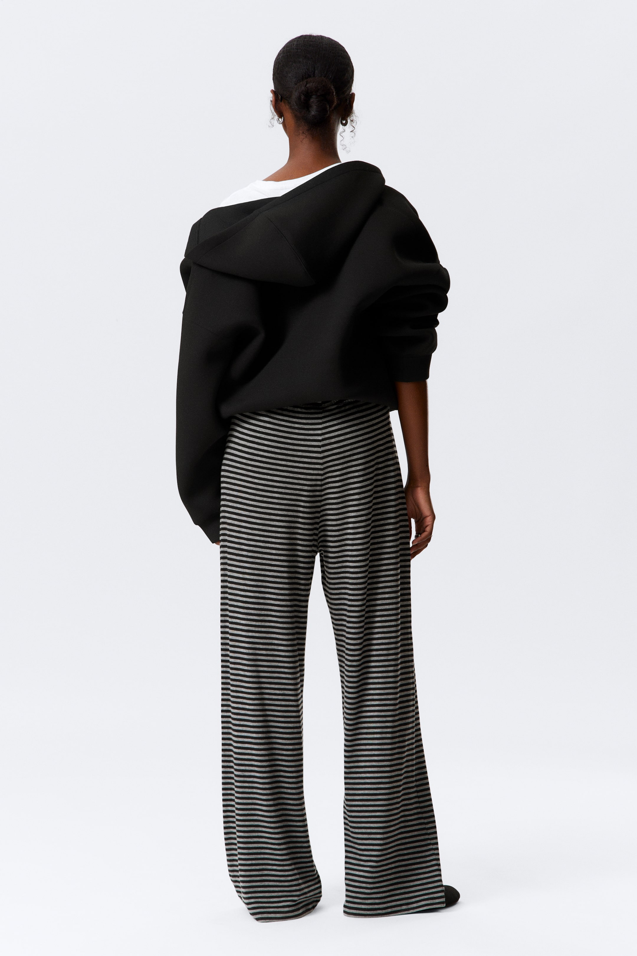 Grösseres Bild ansehen: Weit geschnittene Lyocell-Hose zum Hineinschlüpfen - Schwarz/Grau gestreift - DAMEN | H&M CH 3