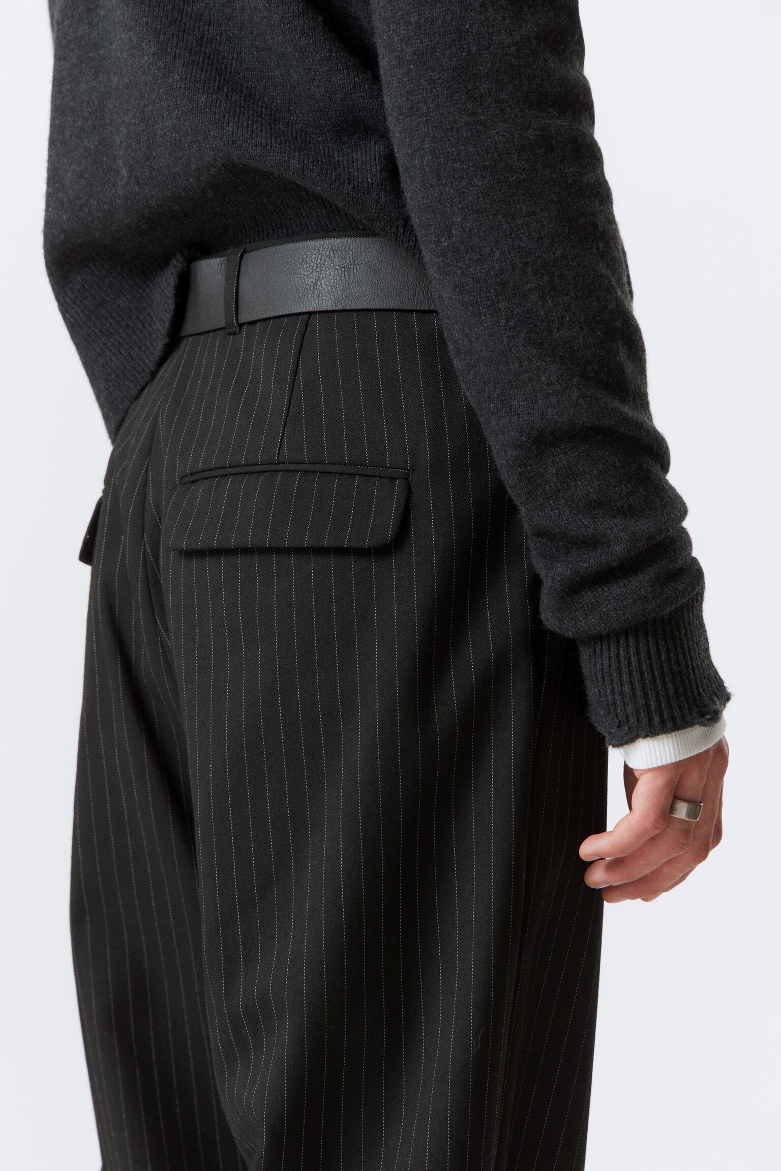 Plisowane spodnie garniturowe Relaxed - Black Pinstripe - 3