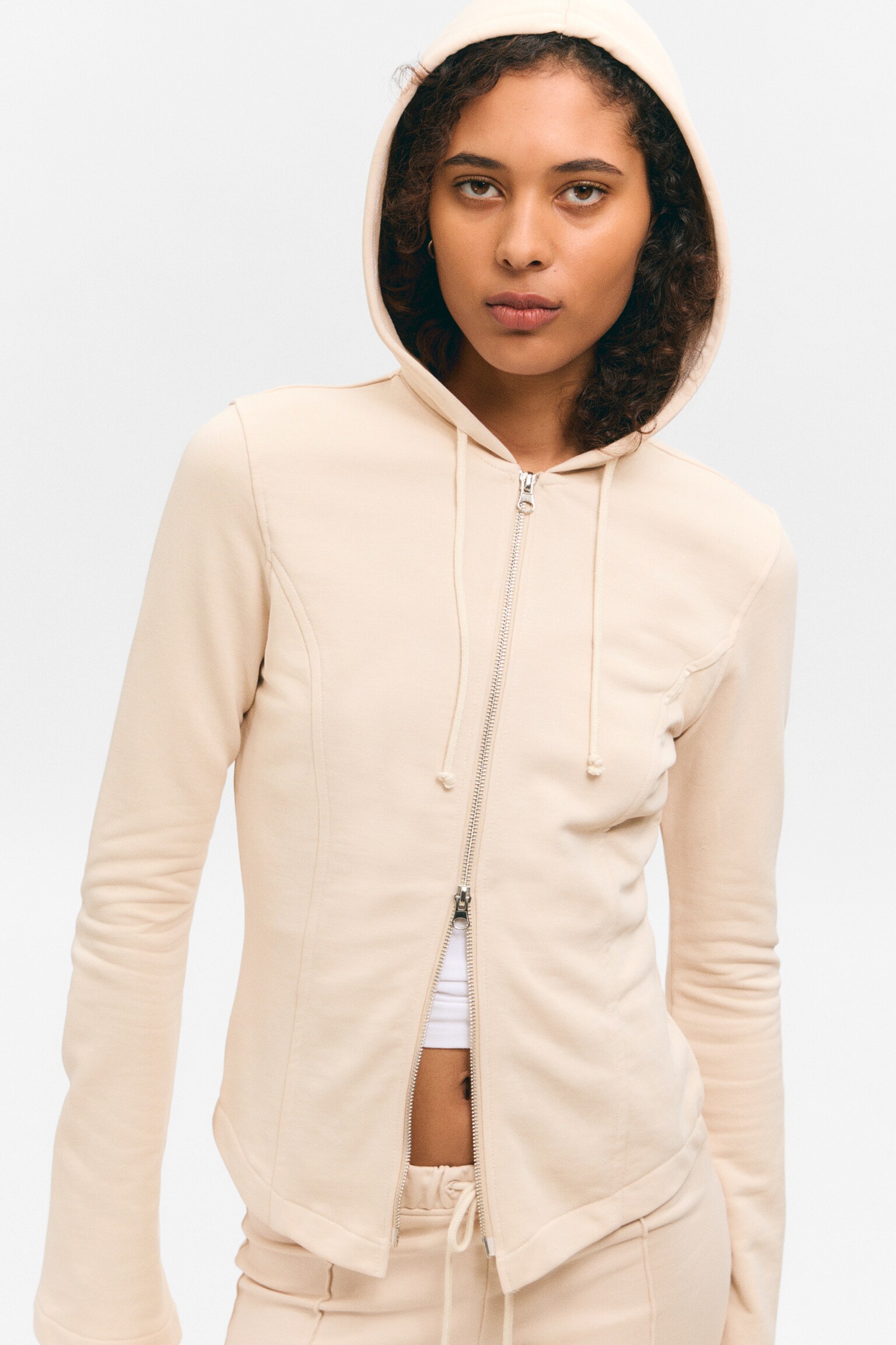 FELPA CON CAPPUCCIO E ZIP - Dusty Cream/Nero