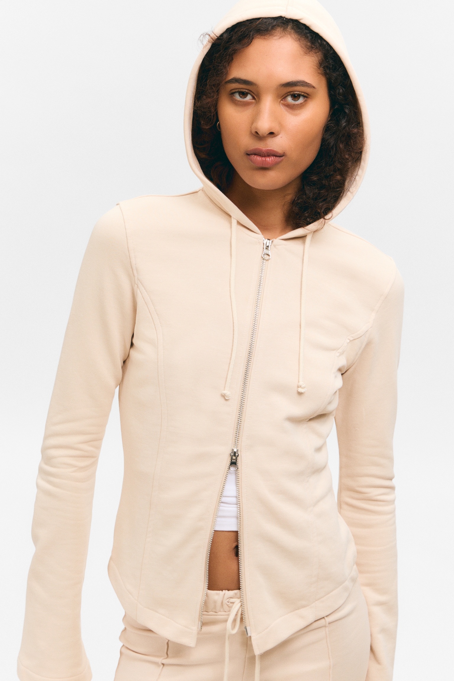 FELPA CON CAPPUCCIO E ZIP - Dusty Cream/Nero