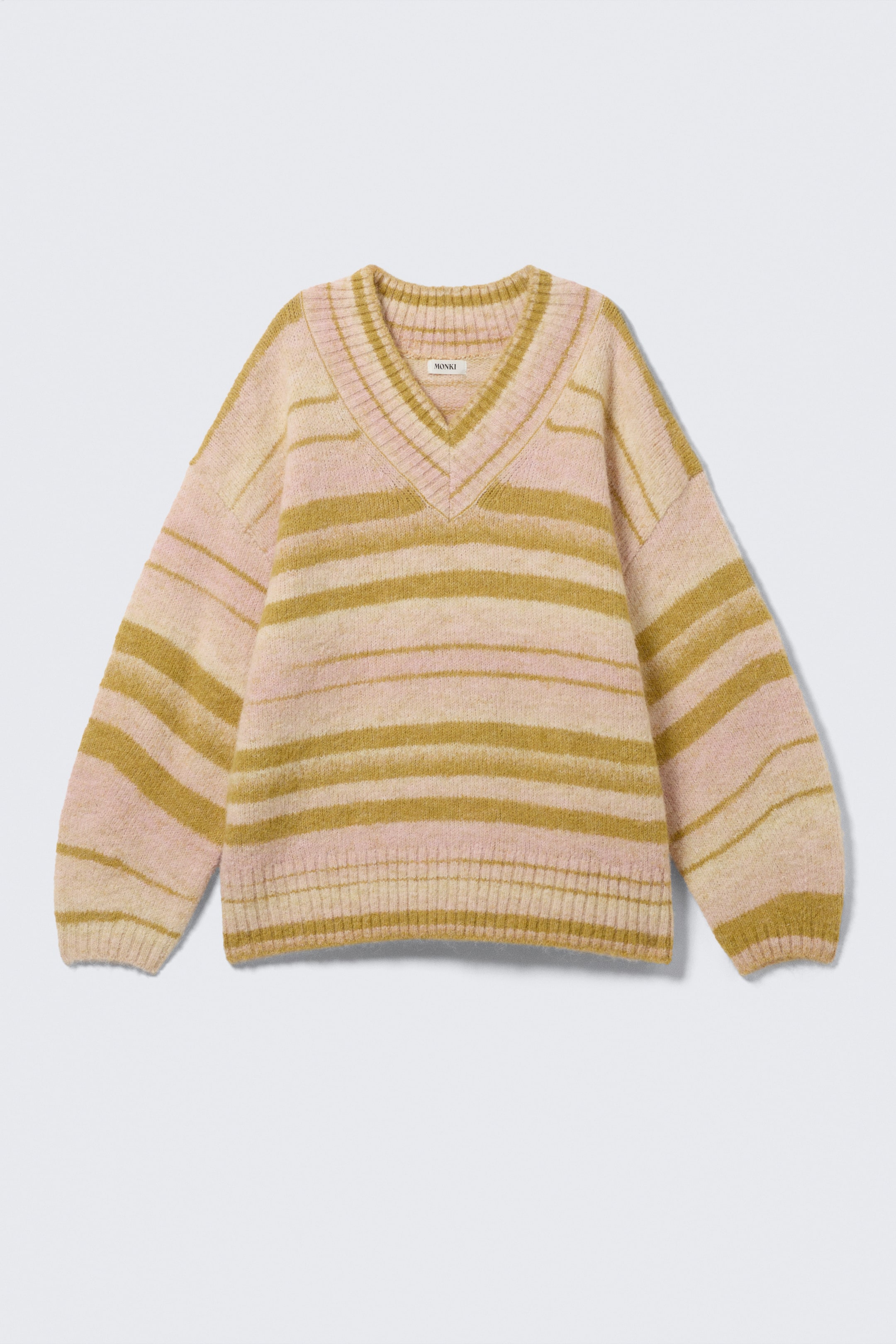Agrandir l'image: Vue de face d'un pull affichant des rayures horizontales dans des tons rose doux et vert olive atténué. Il présente un col en V avec une bordure côtelée, une texture tricotée duveteuse, ainsi que des poignets et un ourlet côtelés.