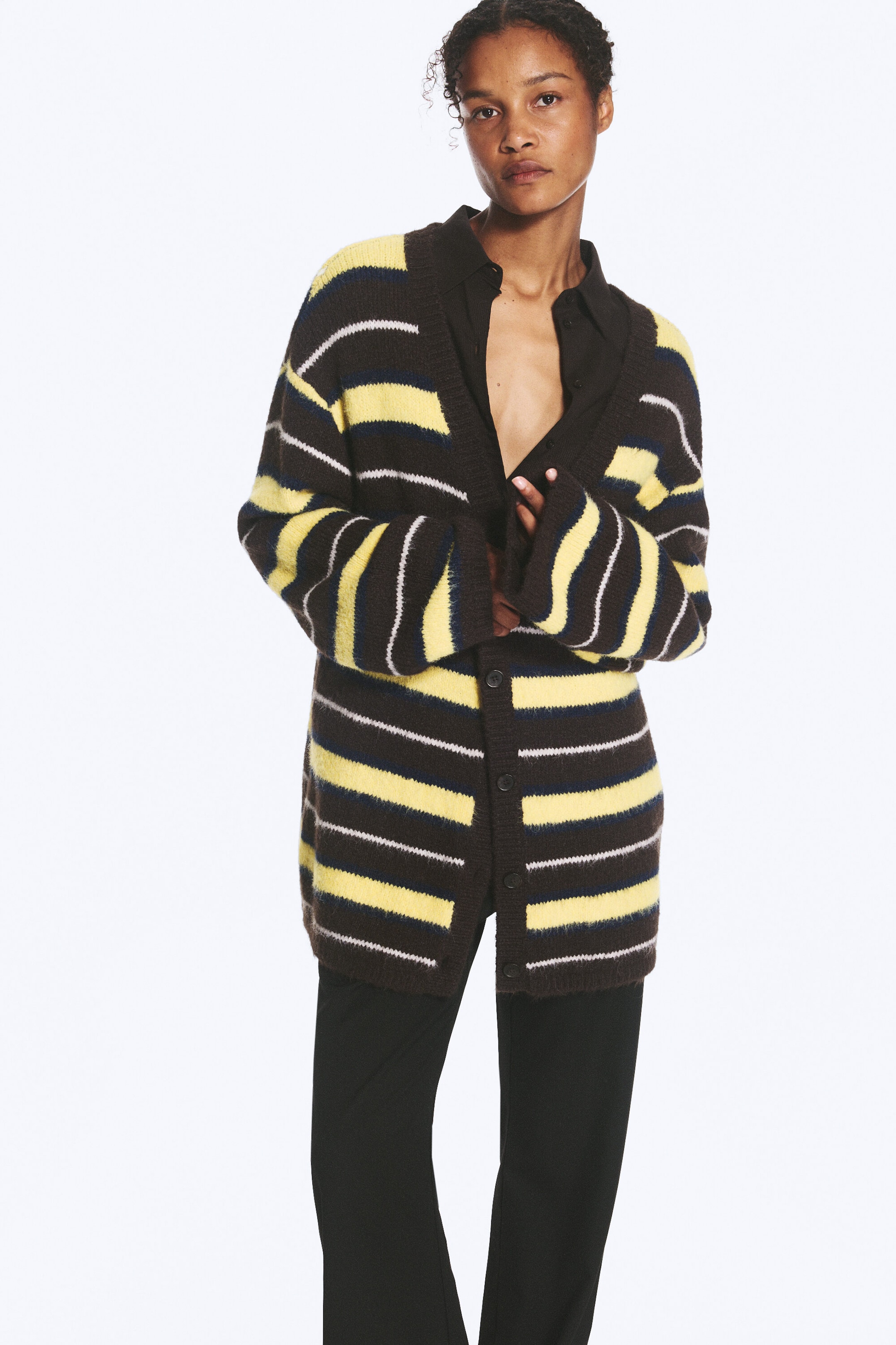 Marron foncé et rayures jaunes - Cardigan rayé à col en V - 2