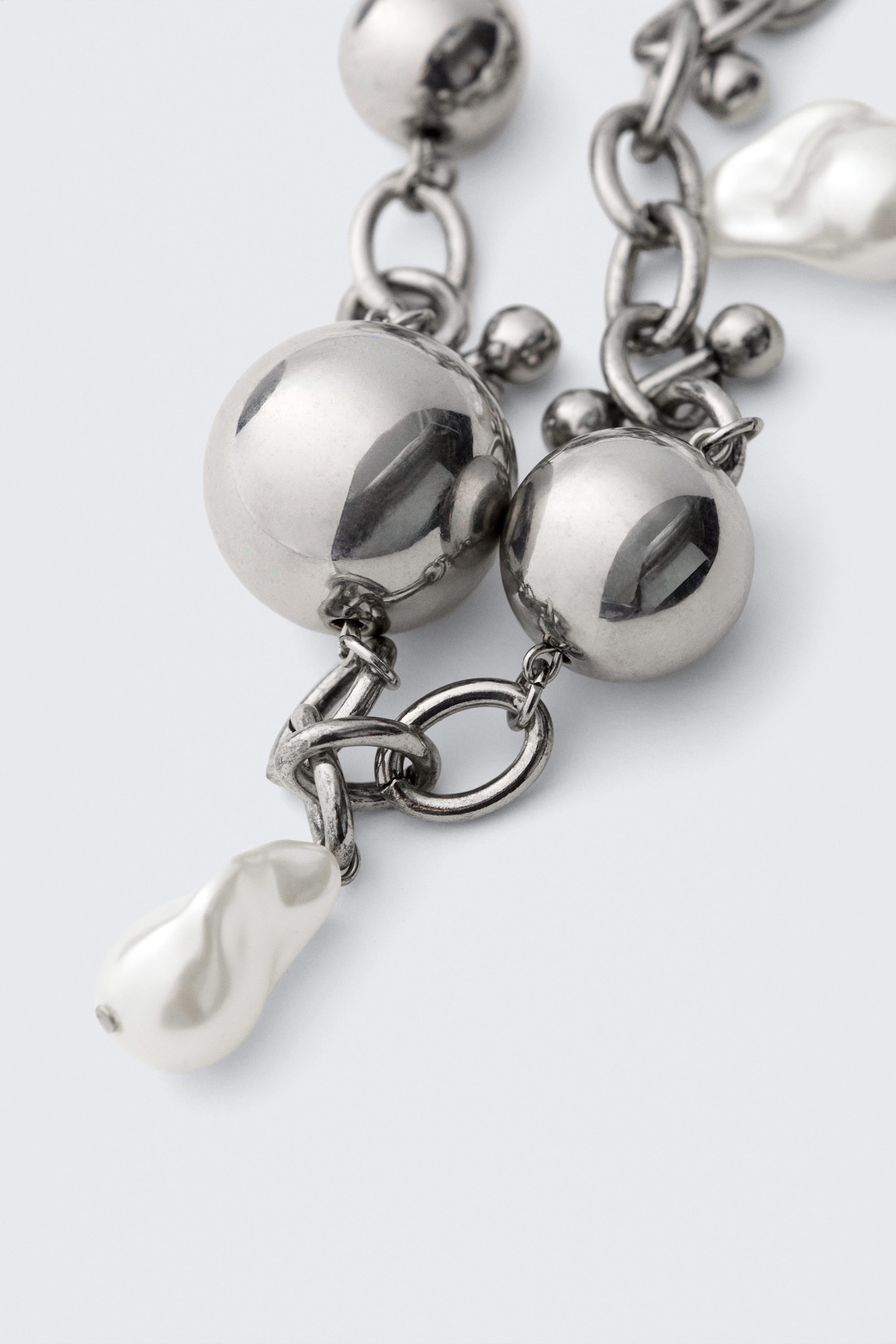 Silberfarben - Halskette mit dicken Perlen und Anhängern - 2