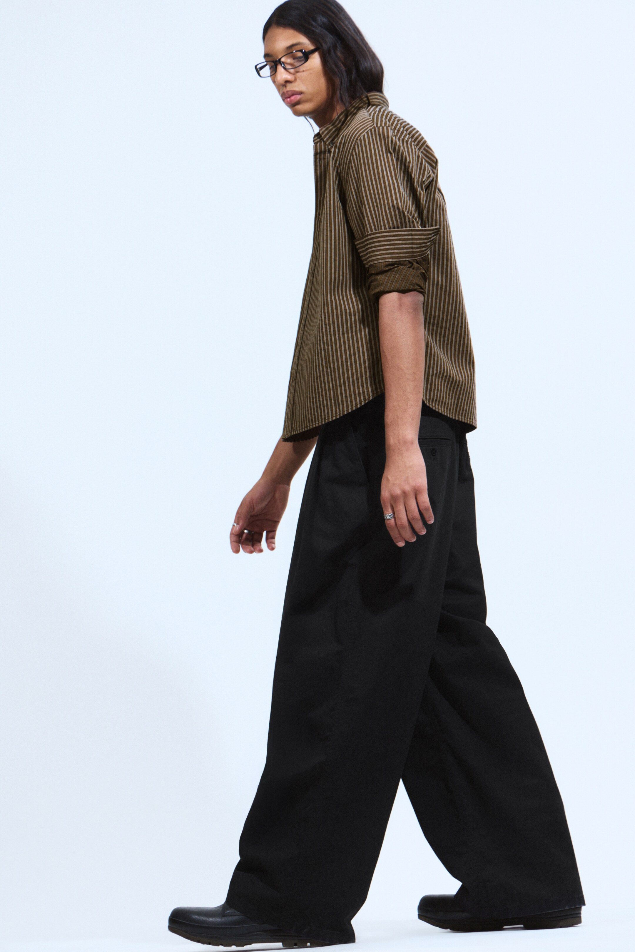Visa större bild: Oversized chinos i bomullstwill med veck - Svart - HERR | H&M FI 3