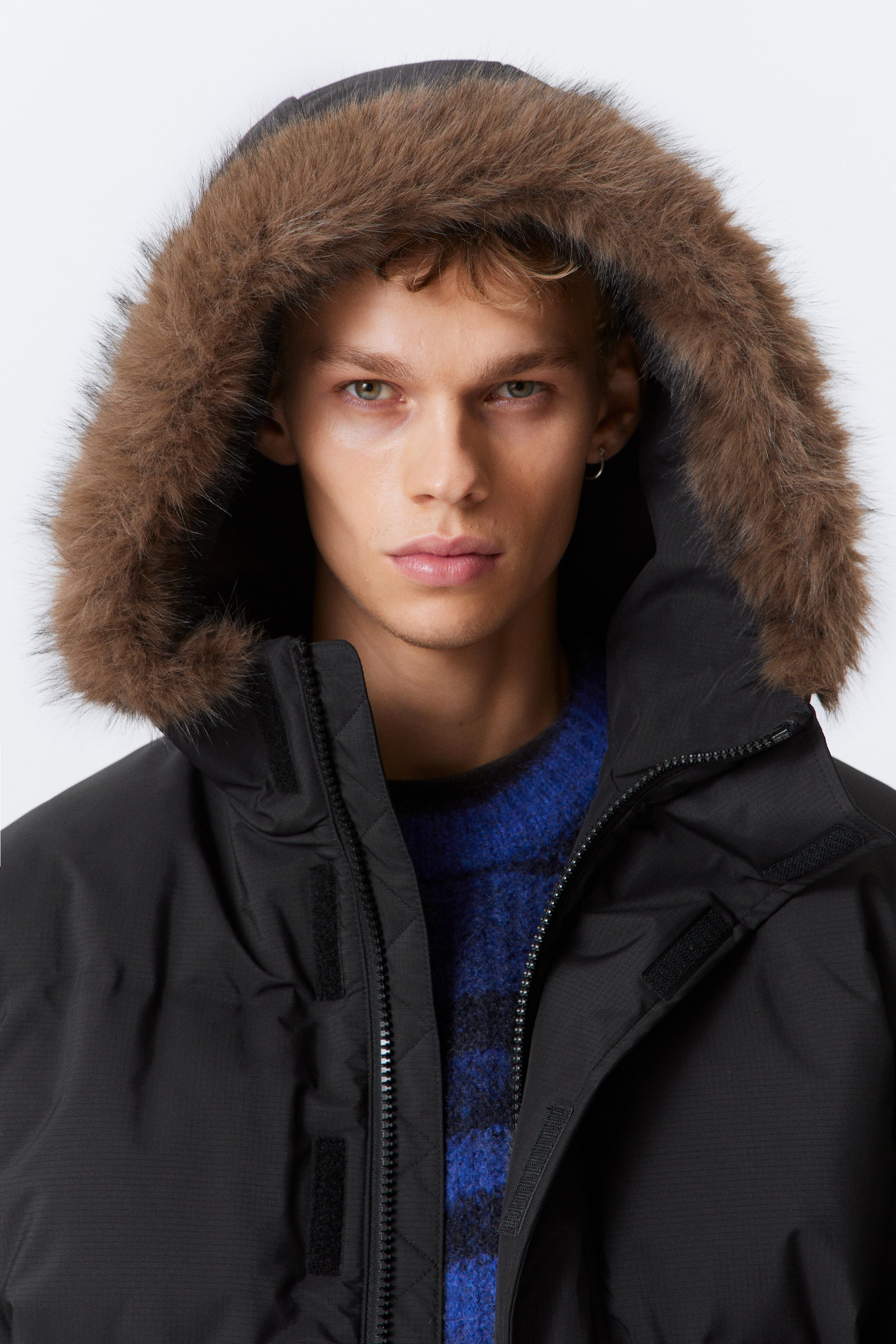Schwarz - Hooded Puffer Jacket with Faux Fur Trim - 2