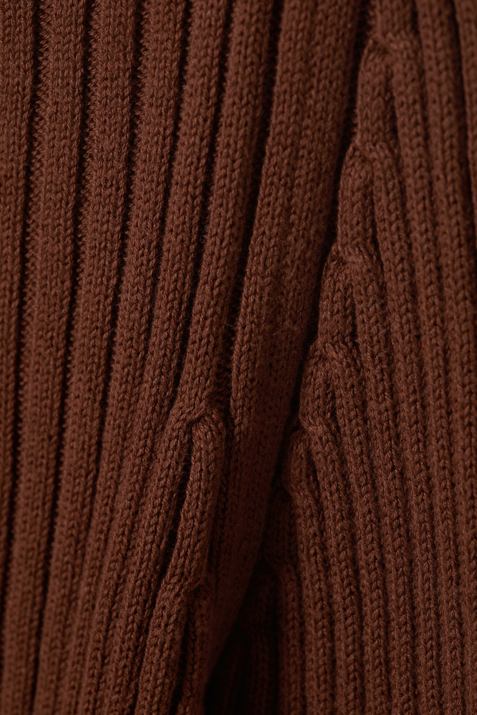 Figurbetonter Strickpullover mit U-Boot-Ausschnitt - Rostbraun/Beige - 6