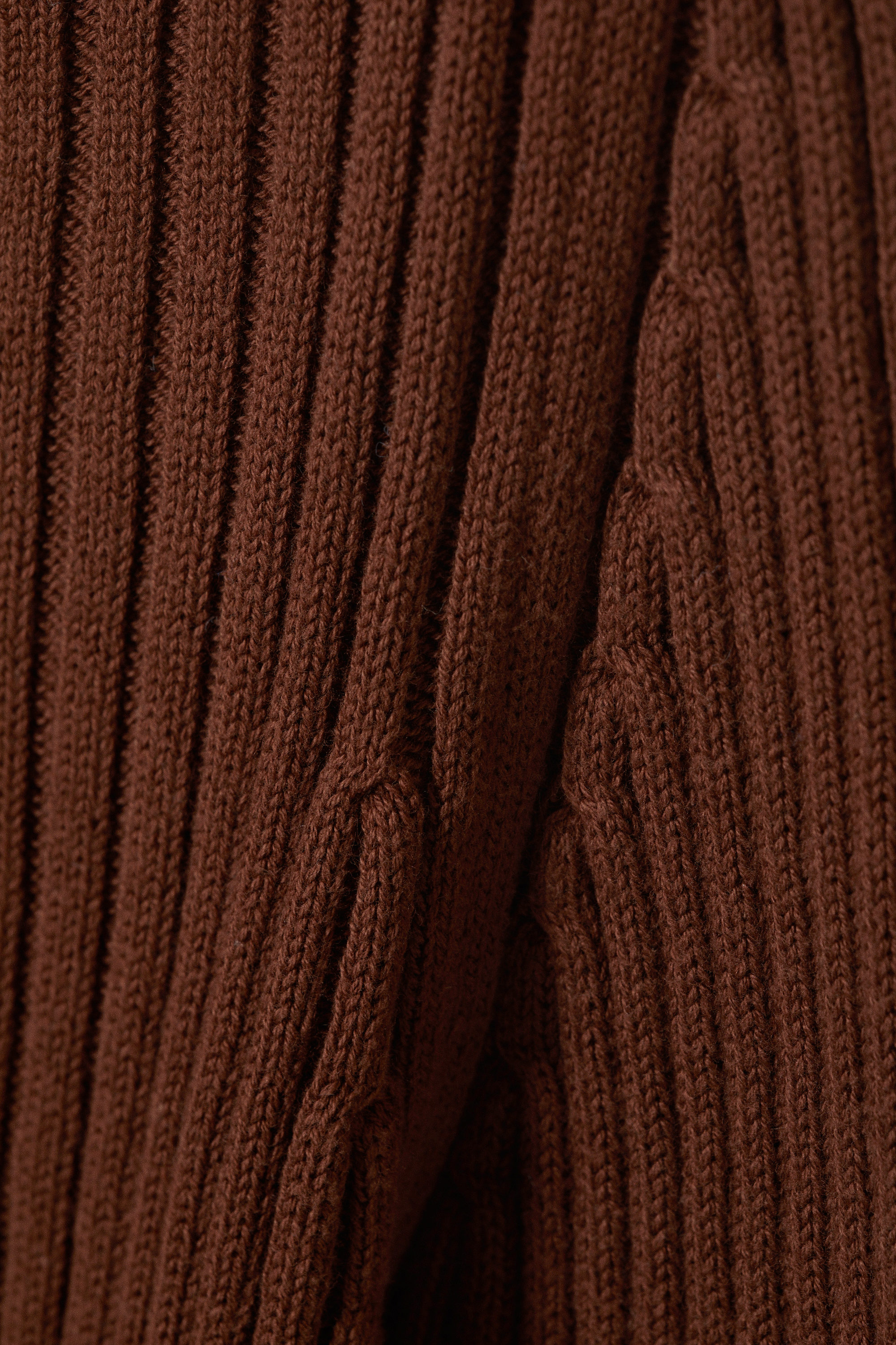 Rostbraun - Figurbetonter Strickpullover mit U-Boot-Ausschnitt - 5