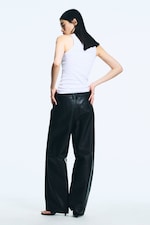 Schwarz - Lederhose mit weitem Bein und niedrigem Bund - 2