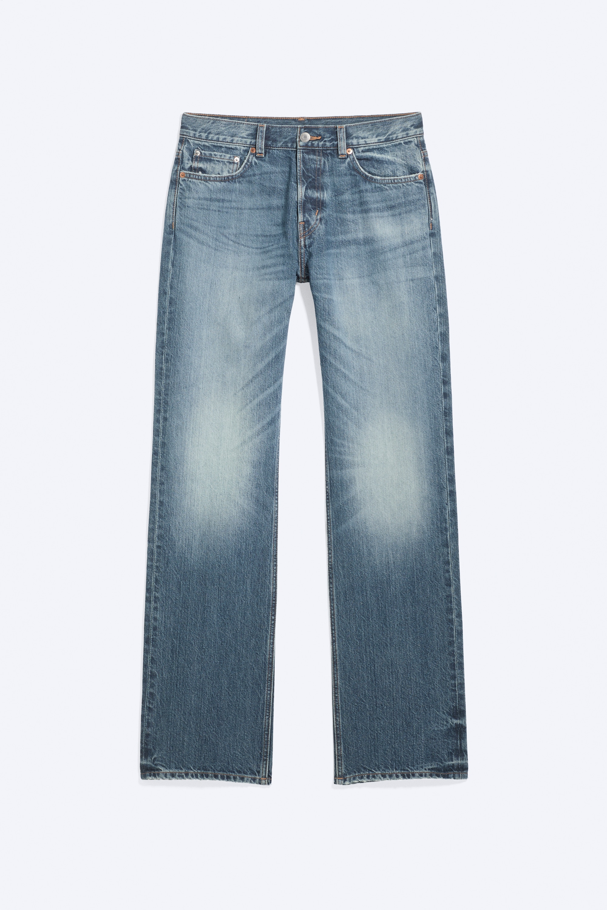 Die Sonic Regular Straight Jeans mit niedriger LeibhÃ¶he in verwaschenem Blau werden vom Model getragen, das mit einer Hand in der vorderen Tasche steht. Die Jeans verfÃ¼gen Ã¼ber einen tief sitzenden Bund, einen geraden Beinschnitt sowie sichtbare Used-Effekte und Whiskering an den Oberschenkeln und sind mit einem schwarzen Ã¤rmellosen High-Neck-Top mit Cut-out vorn kombiniert.