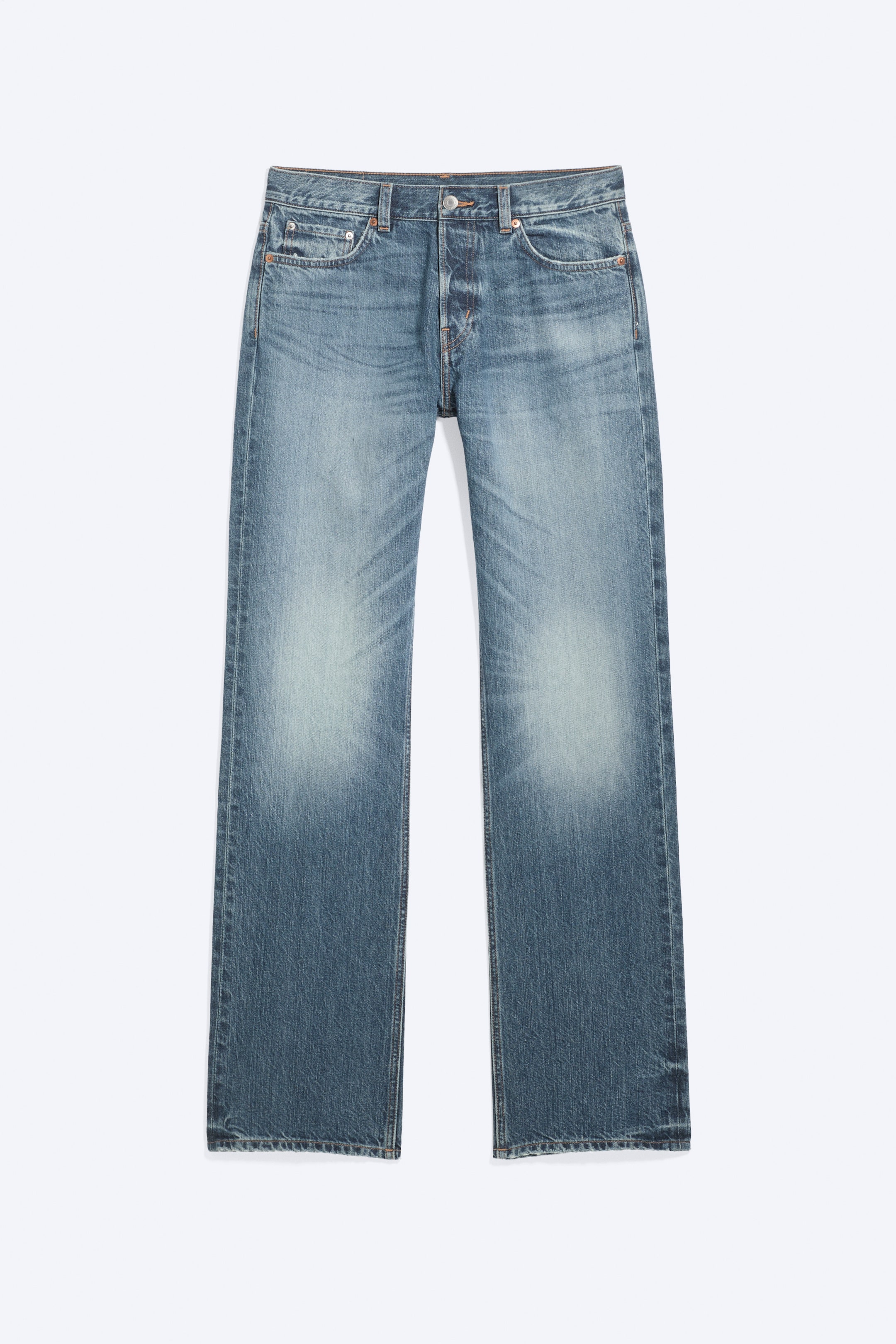 Grösseres Bild ansehen: Blaue Jeans werden von vorne gezeigt und präsentieren eine gerade Passform. Sie verfügen über einen Knopfverschluss, Fronttaschen und eine Münztasche sowie Ausbleichungen und Knitterfalten an den Oberschenkeln und Knien.