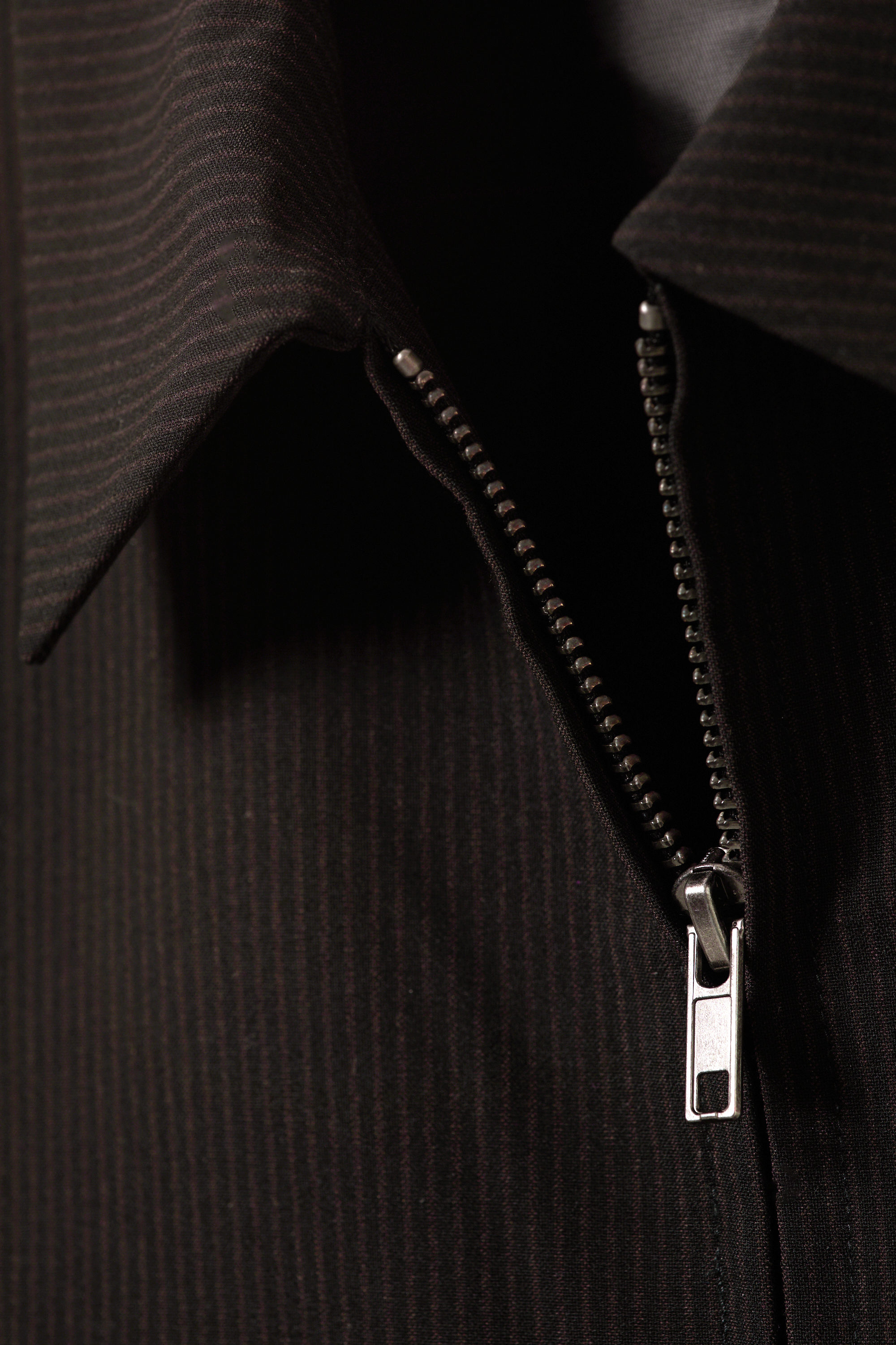 Striped Black - Figurnära kortärmad topp med dragkedja - 4