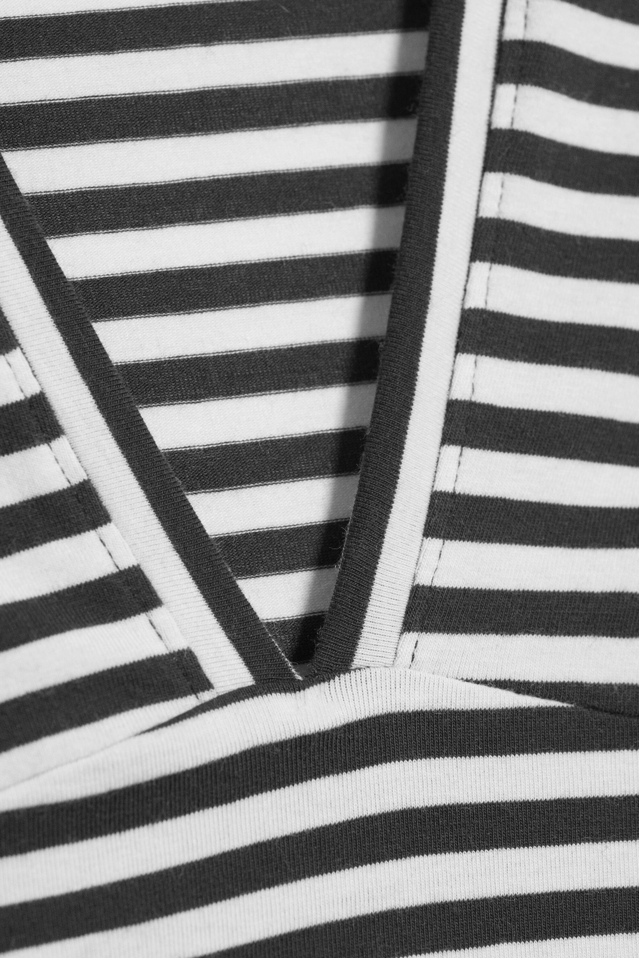 Svart/Vit-randig - Figurnära V-ringad ärmlös topp - 2