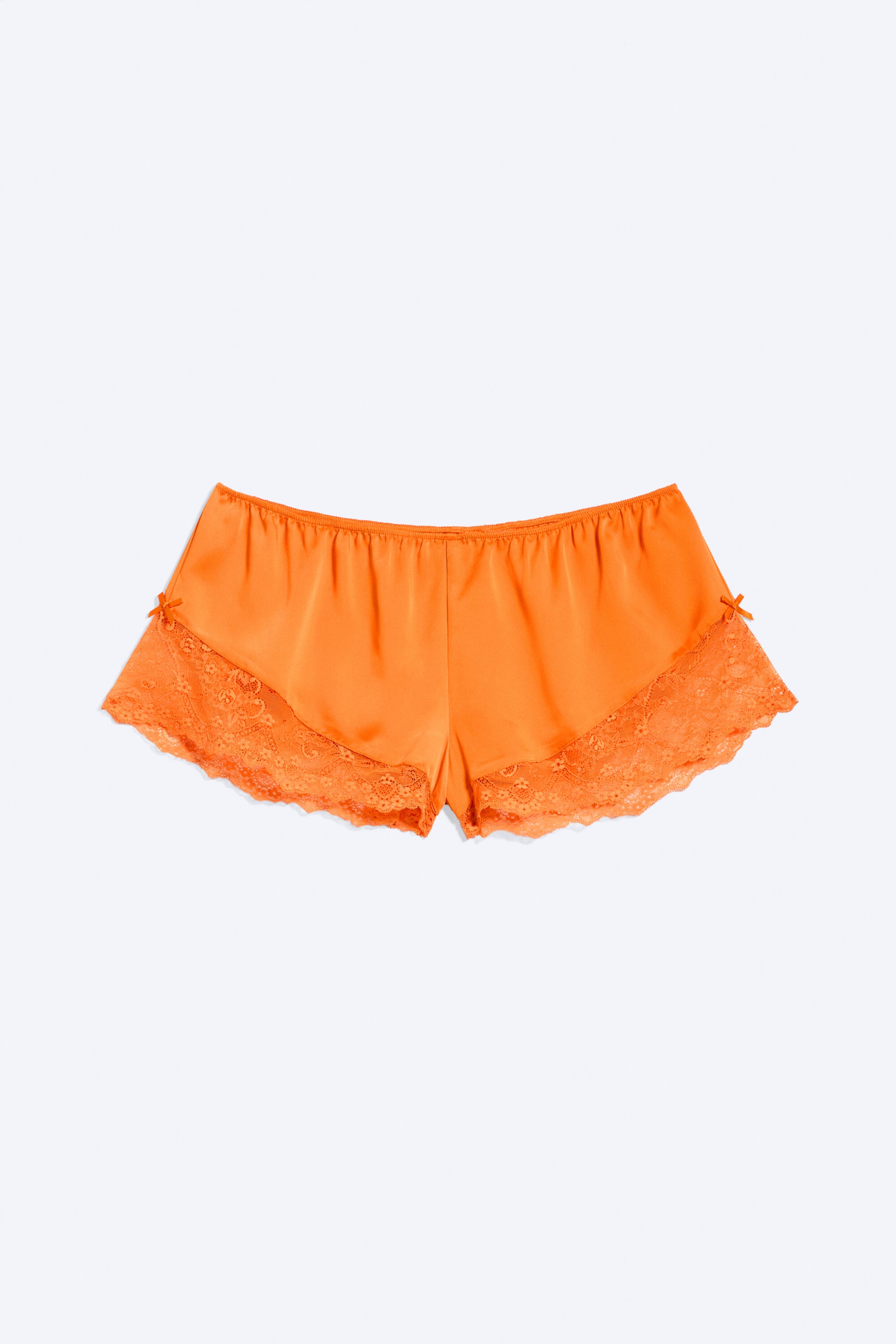Orange - Kurze Satin-Shorts mit Spitze - 1