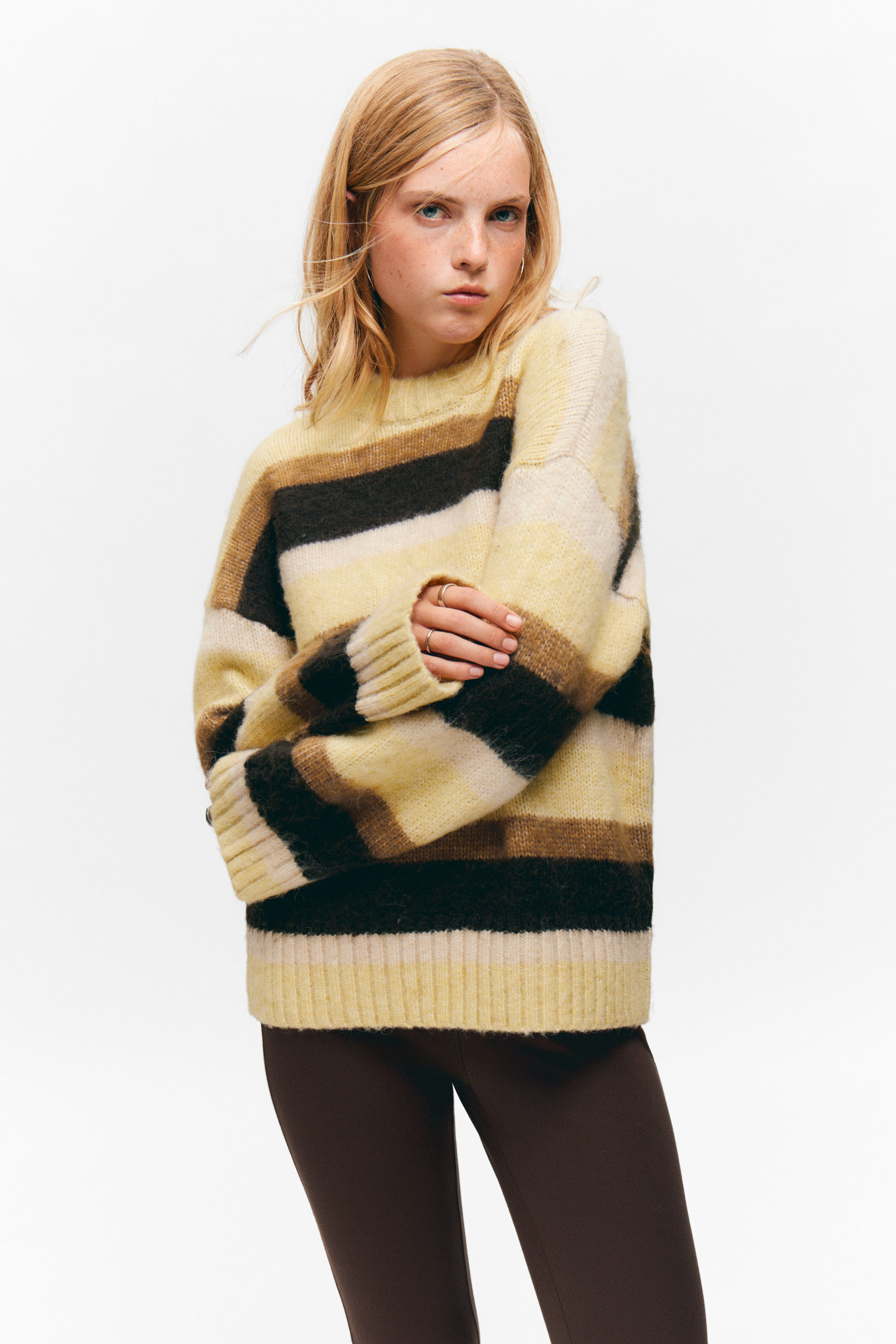 Staubgelb & Braun gestreift - Flauschiger Strickpullover mit lockerer Passform - 1