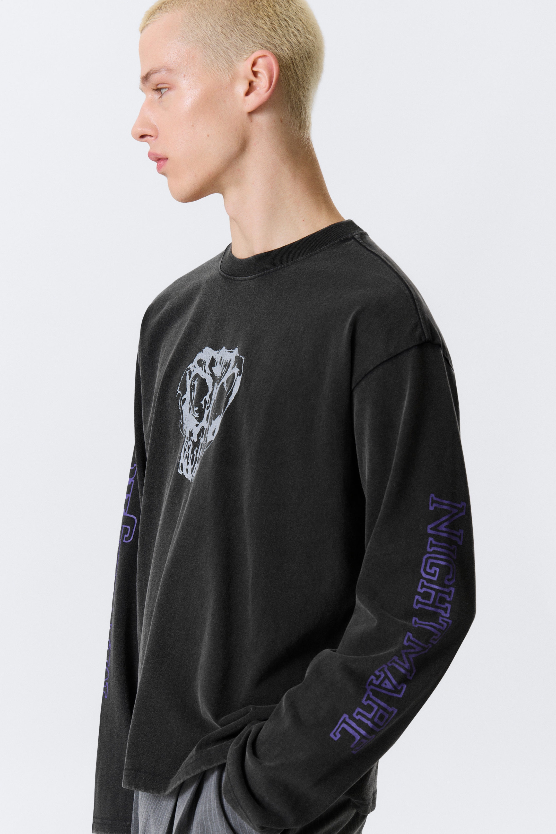 Schwarz - "Midnight Nightmare" - Kastiges Langarmshirt mit Grafikprint - 2