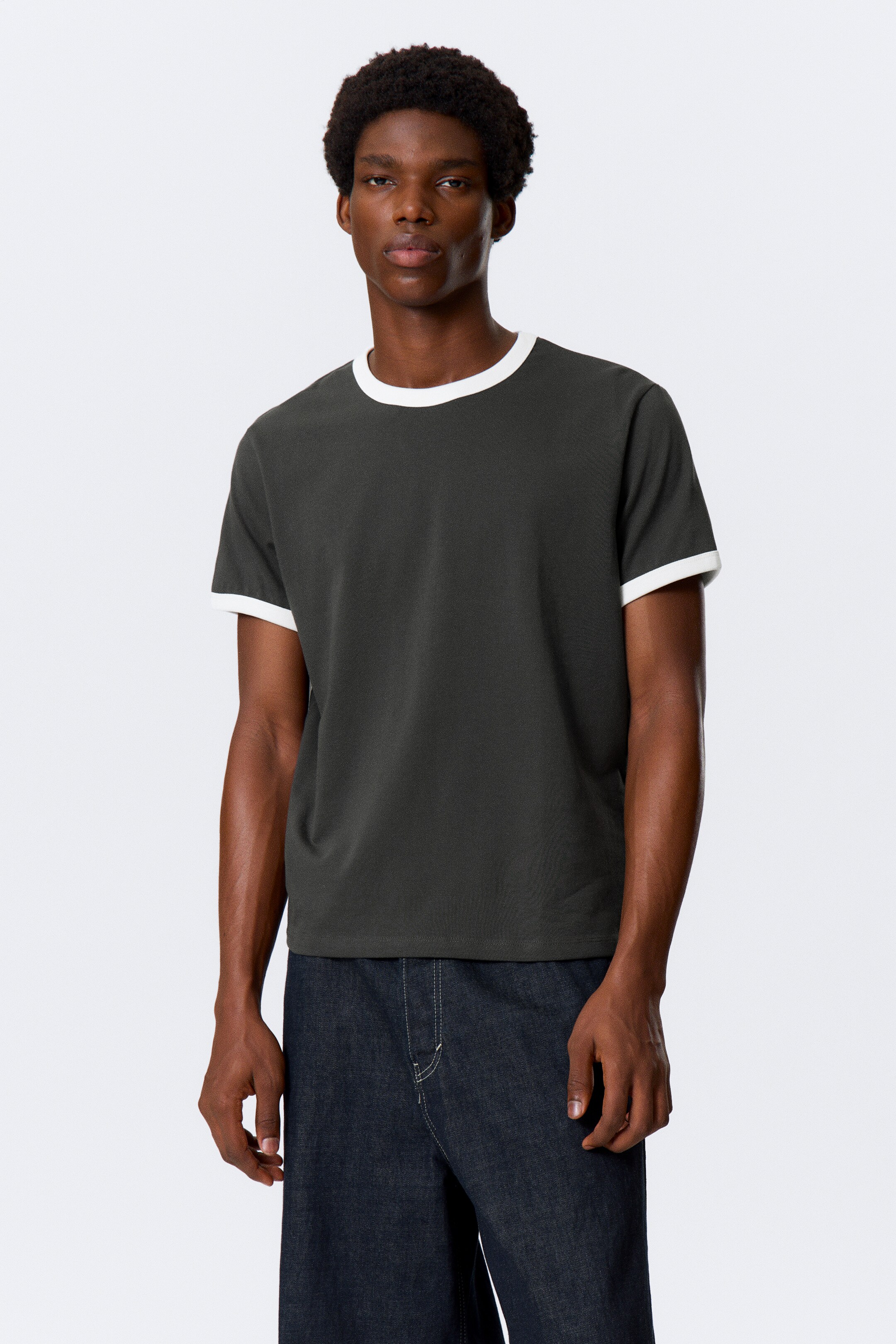 Ver imagen más grande: Camiseta de algodón con ribetes en contraste - Gris oscuro y blanco - HOMBRE | H&M ES 1