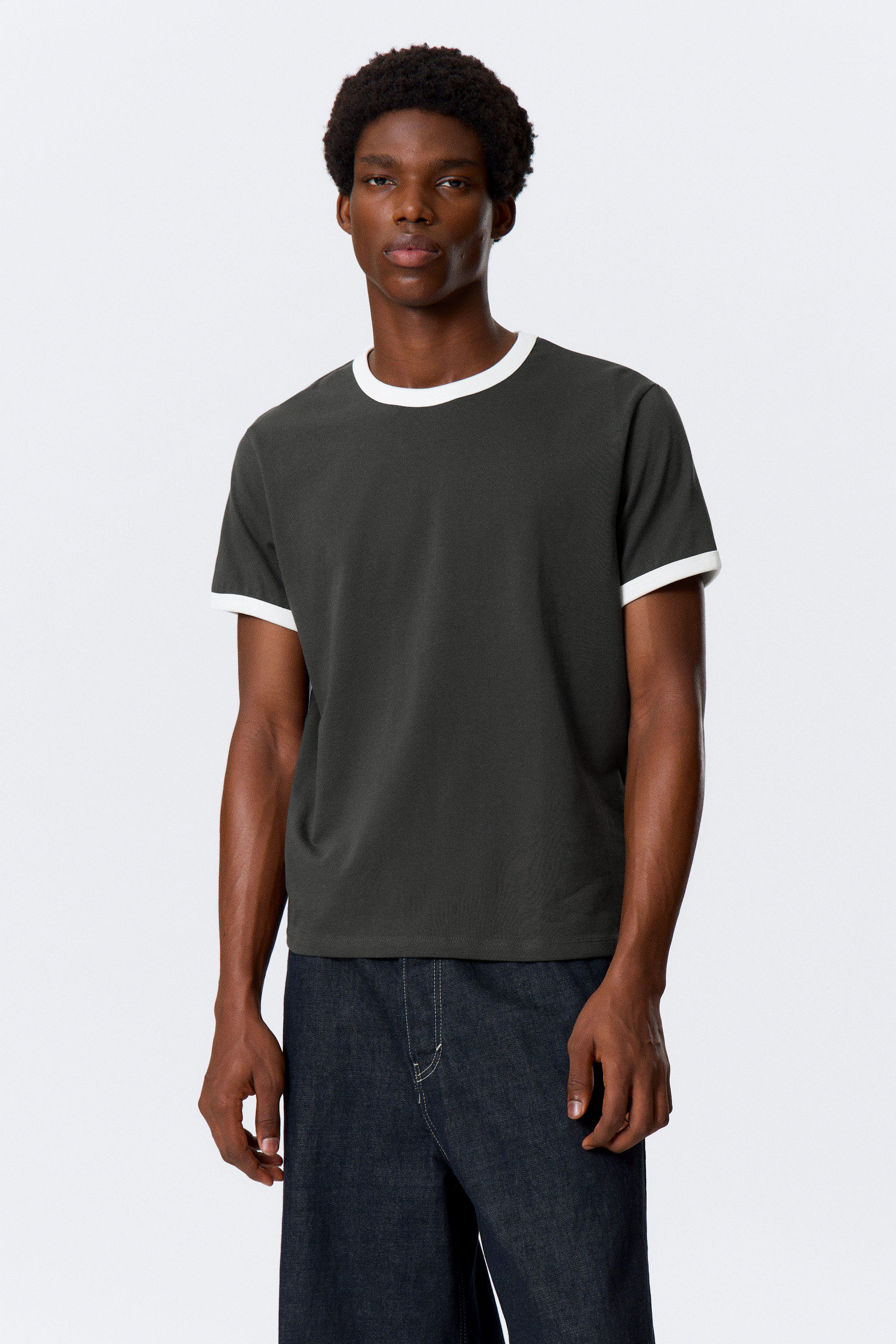 Dark Grey & White - Kurzärmliges Baumwoll-T-Shirt mit Kontrastbesatz - 1