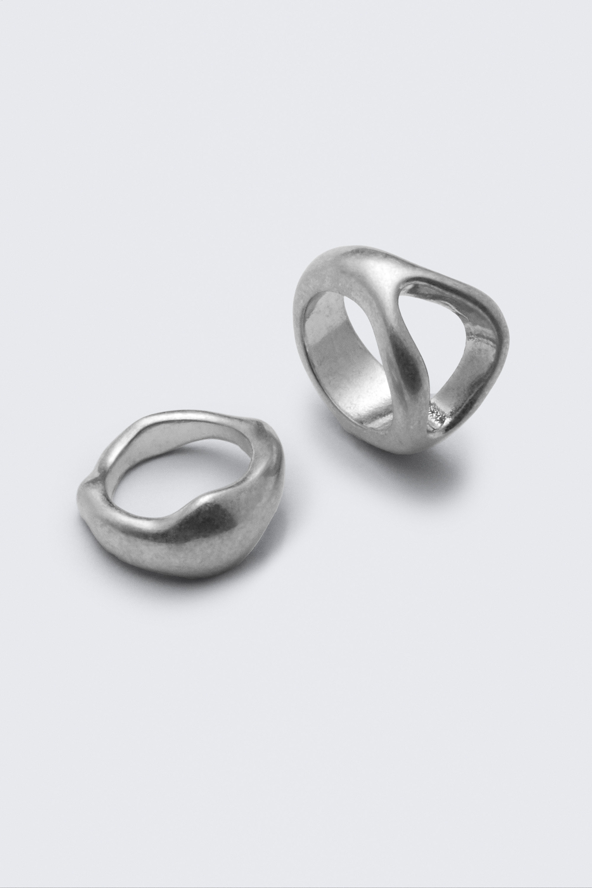 Staubiges Silber - 2er-Pack skulpturale Ringe - 2