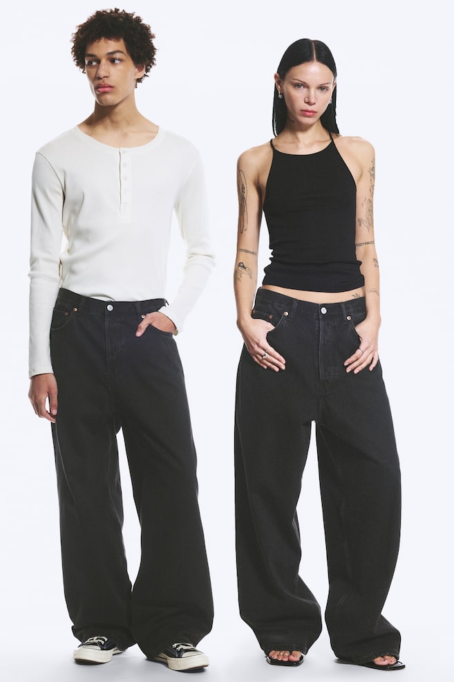 Jeans Astro baggy con vestibilità loose unisex a vita media - Tuned Black – Nero/Blu marino - Blu scuro/Lavaggio blu – Blu scuro/Saddle Blue - Blu medio/Grigio complesso - Grigio medio/Lavaggio nero – Nero/Dream Blue - Azzurro/Board Blue - Blu medio - 1