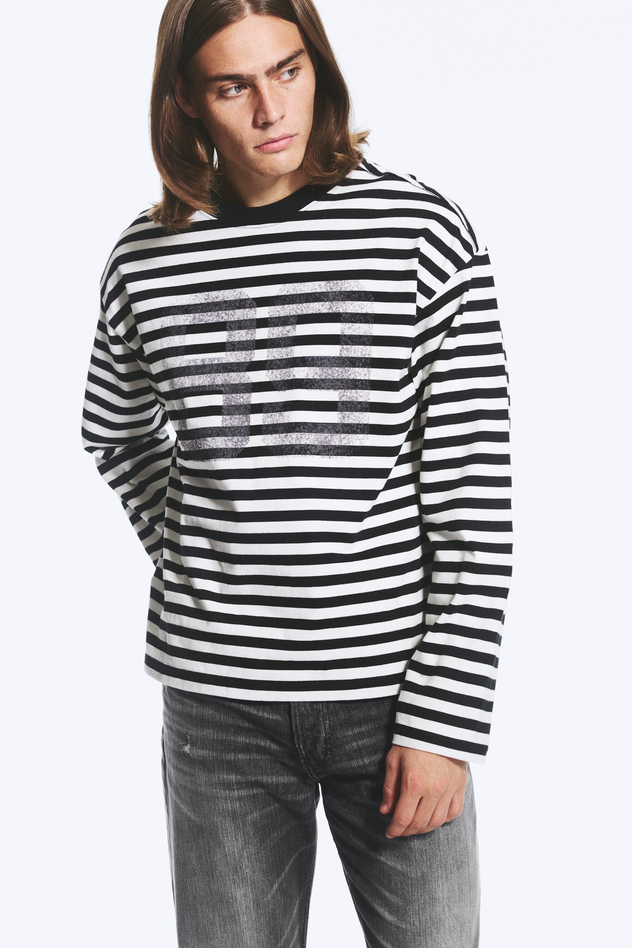 Gestreift Weiß/Schwarz - Kastiges Langarmshirt mit Grafikprint - 0