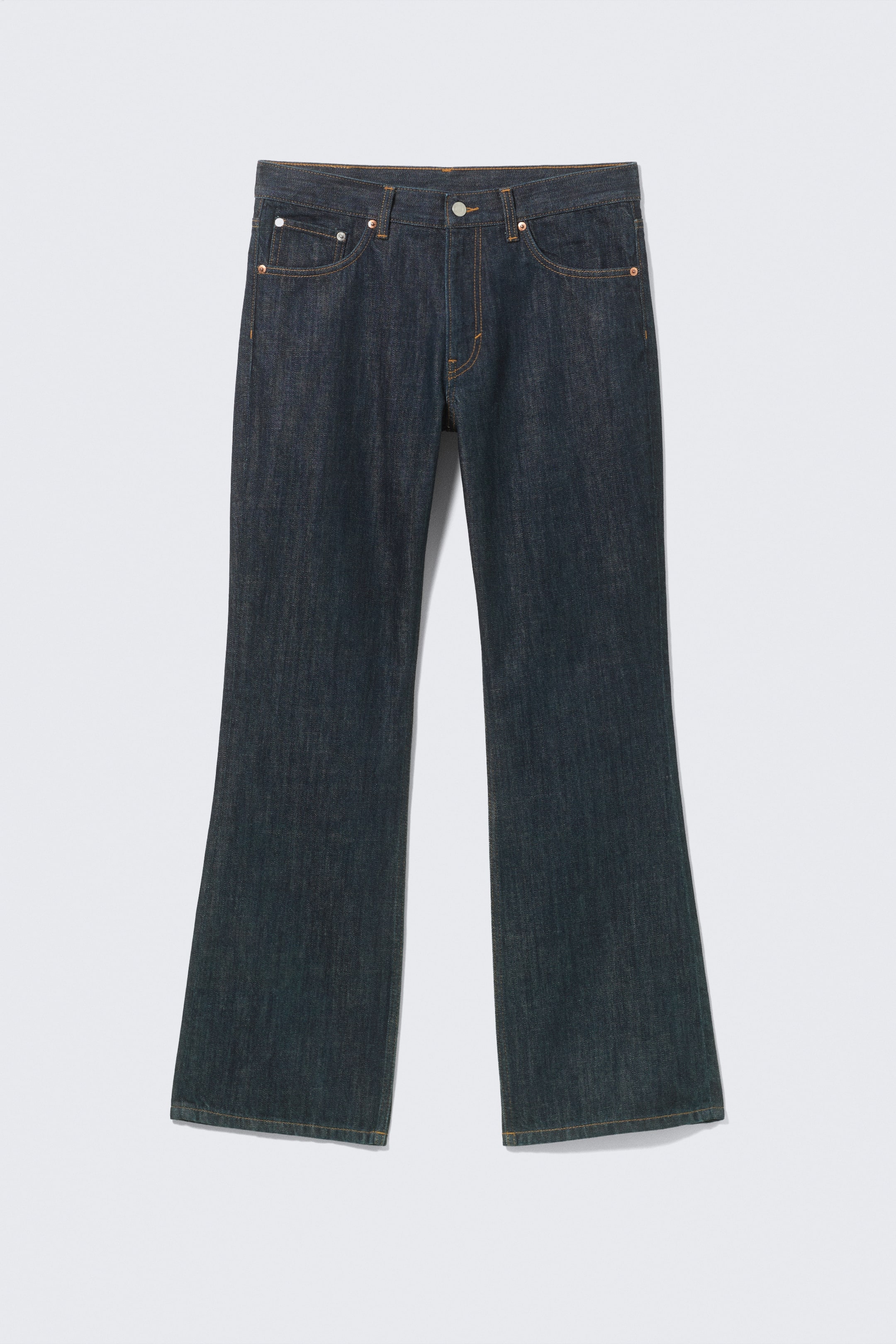Ver imagen más grande: Un par de vaqueros azul oscuro de tiro medio se presenta de frente. Presentan un ajuste relajado, una pierna de corte bootcut, un diseño clásico de cinco bolsillos y una bragueta con cremallera con cierre de botón en la cintura.
