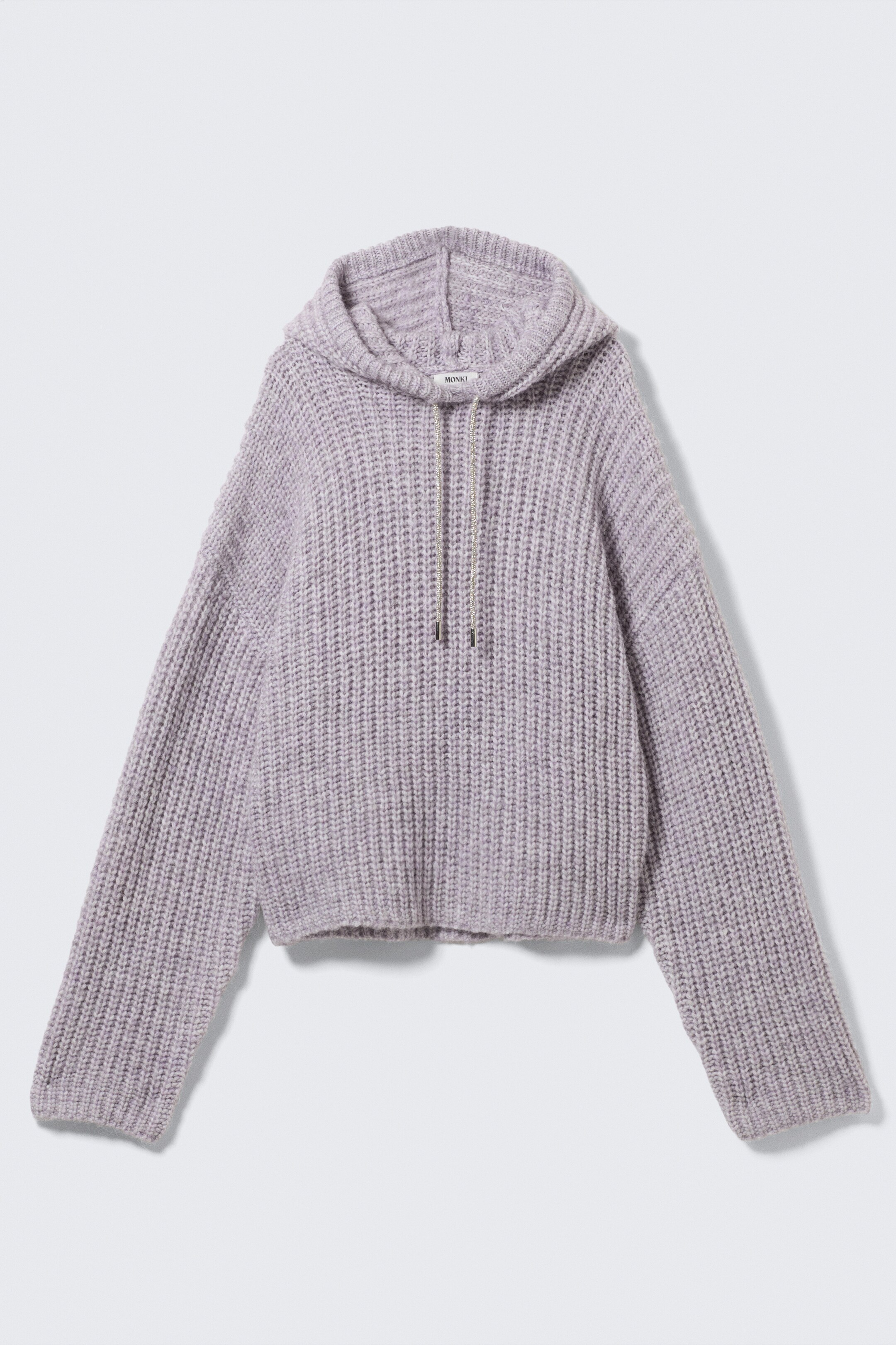Größeres Bild anzeigen: Eine Vorderansicht zeigt einen hellvioletten Strick-Hoodie. Er zeichnet sich durch einen groben Halb-Cardigan-Stich, eine großzügige Kapuze, gerippte Abschlüsse am Saum und an den Bündchen sowie glänzende silberne Kordeln mit Metallenden aus.