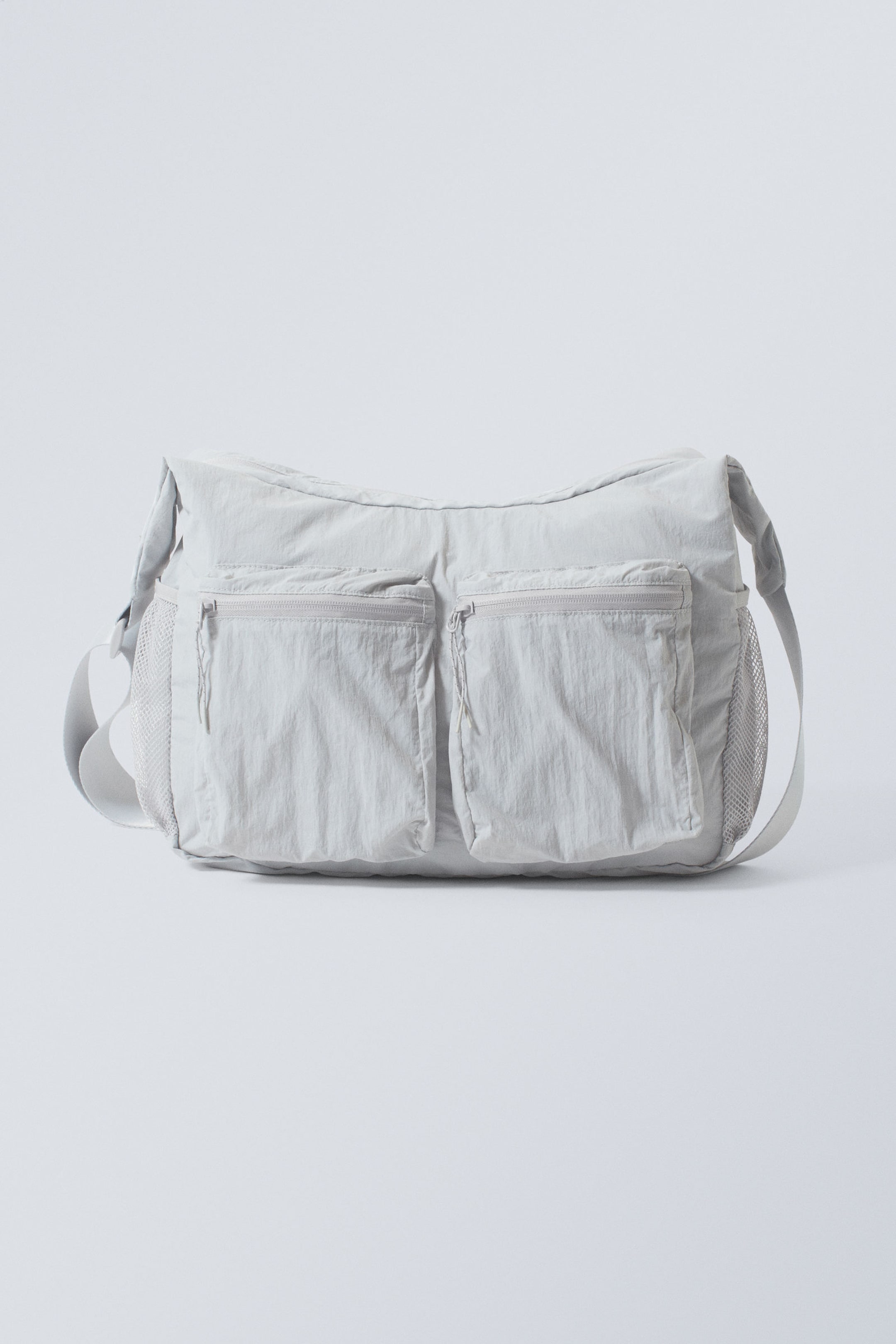 Poederig lichtgrijs - Crossbodytas met zakken - 0