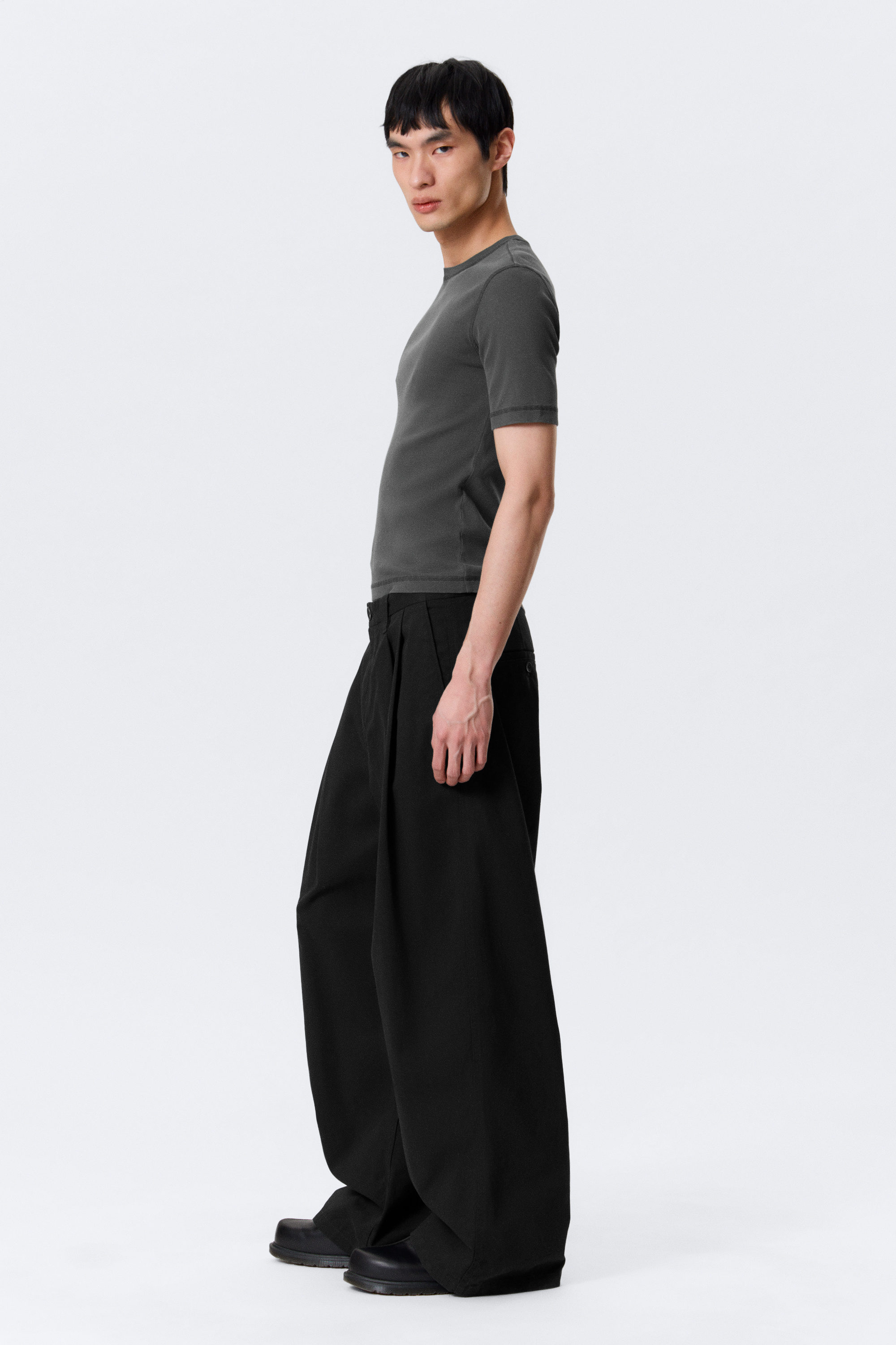 ＊ぽぽん太＊soyy. loose chino size1 otis baggy pleated twill chinos - Black | Weekday DK