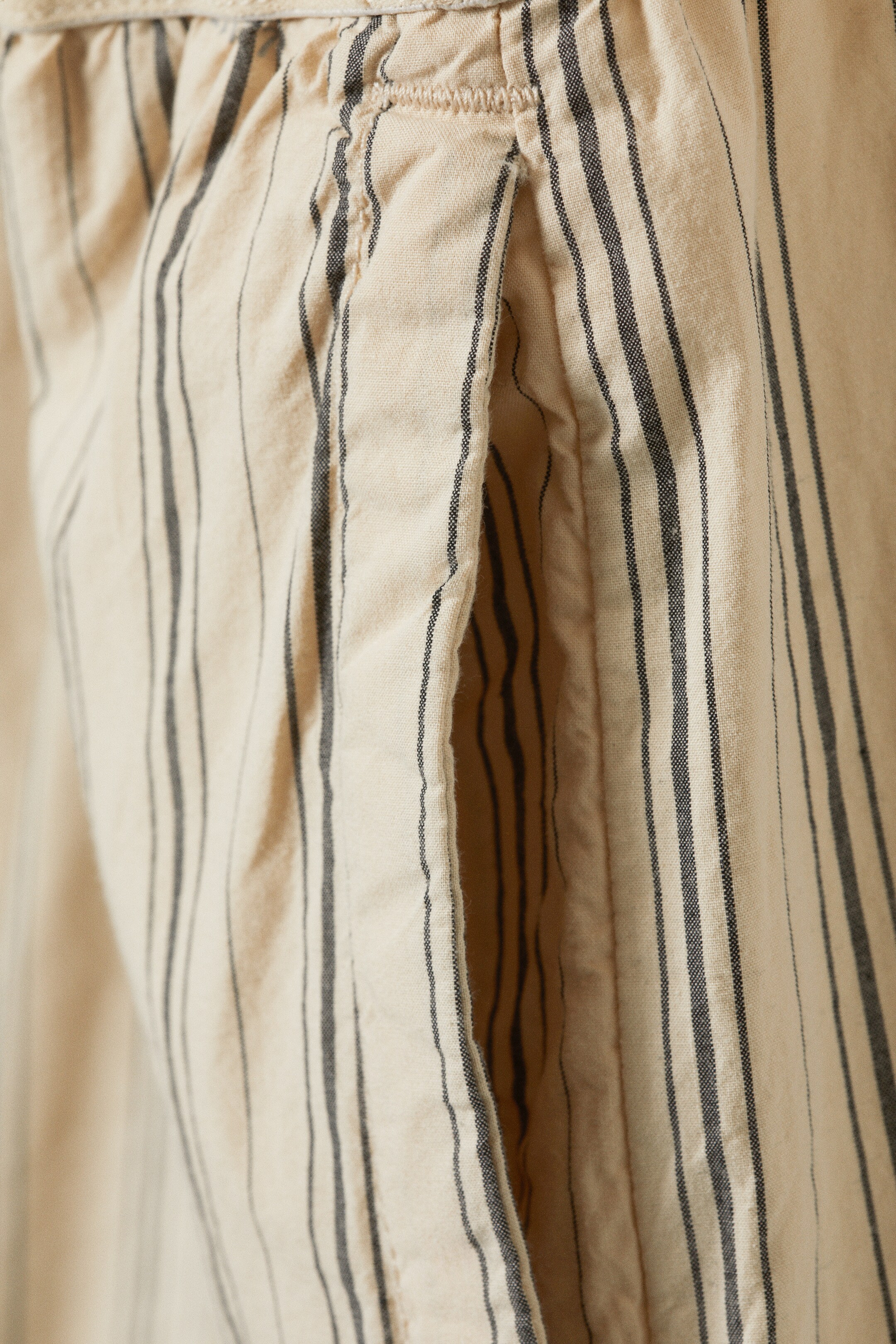 Zobrazit větší obrázek: Volné pruhované bavlněné pyžamové kalhoty - Pruhovaná béžová - MUŽI | H&M CZ 5