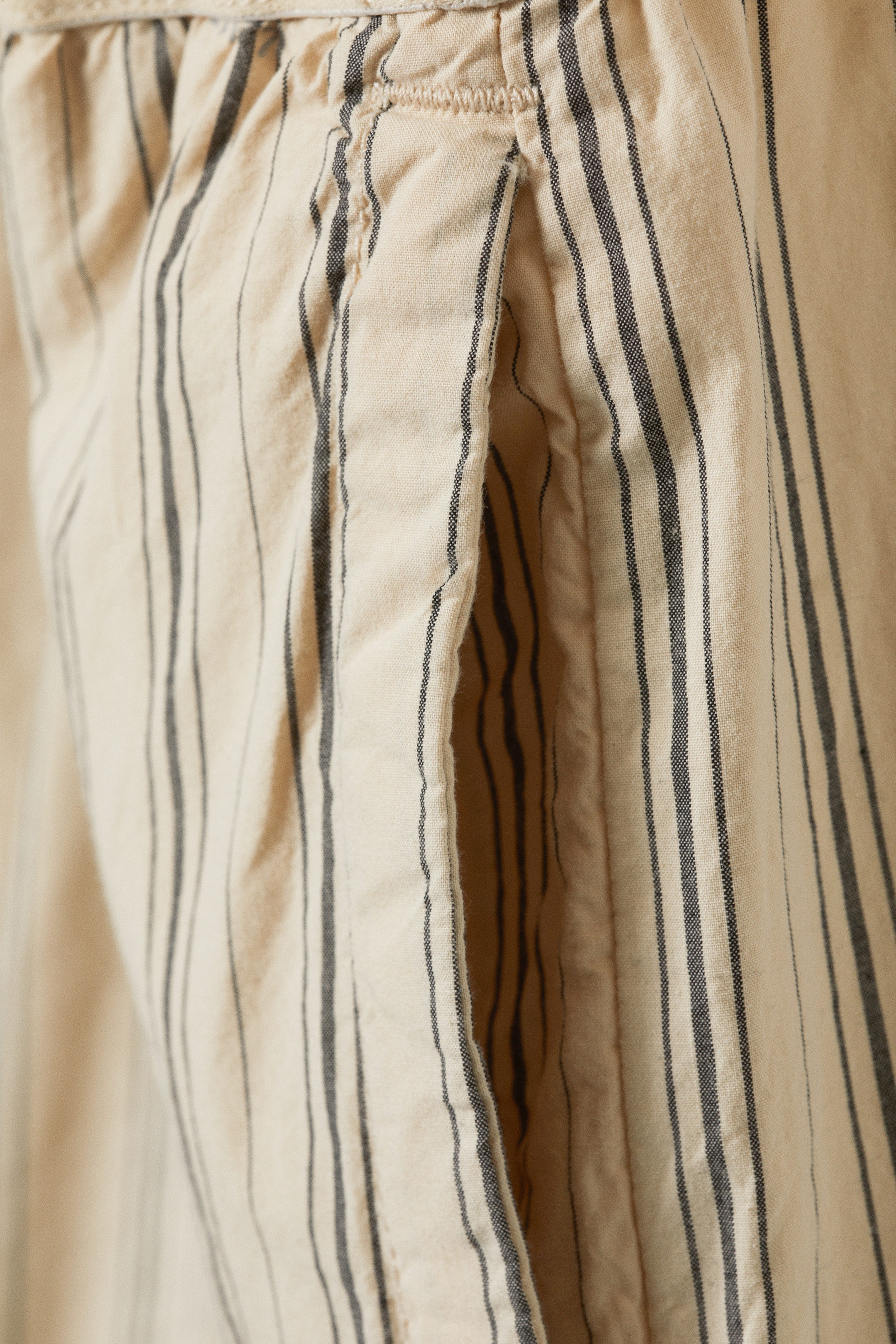 Beige med striper - Stripete pyjamasbukse i bomull med løs passform - 2
