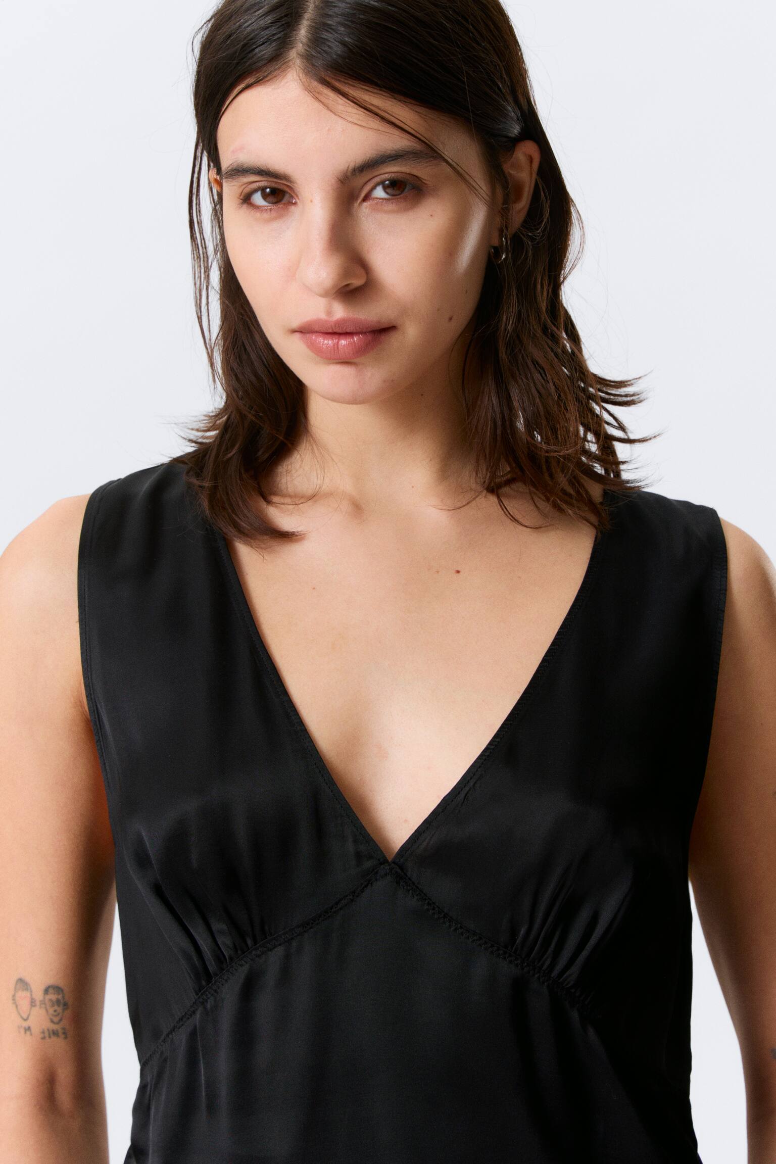 Ujjatlan, V-nyakú szatén top - Fekete/Világos poros bézs - 5