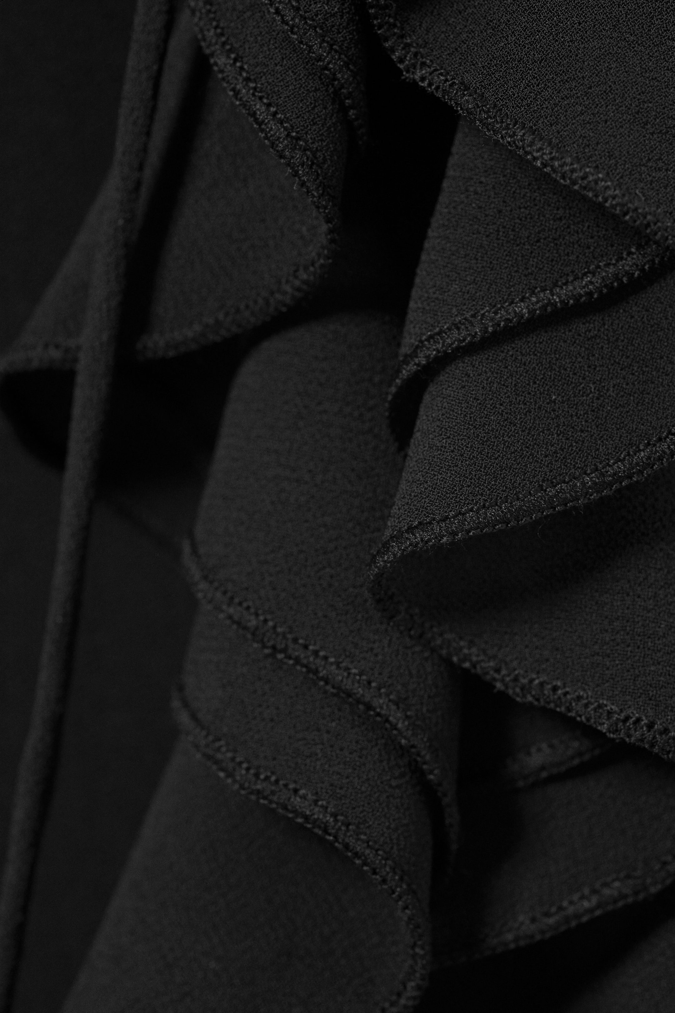 Schwarz - Langärmelige Bluse mit Rüschen - 2