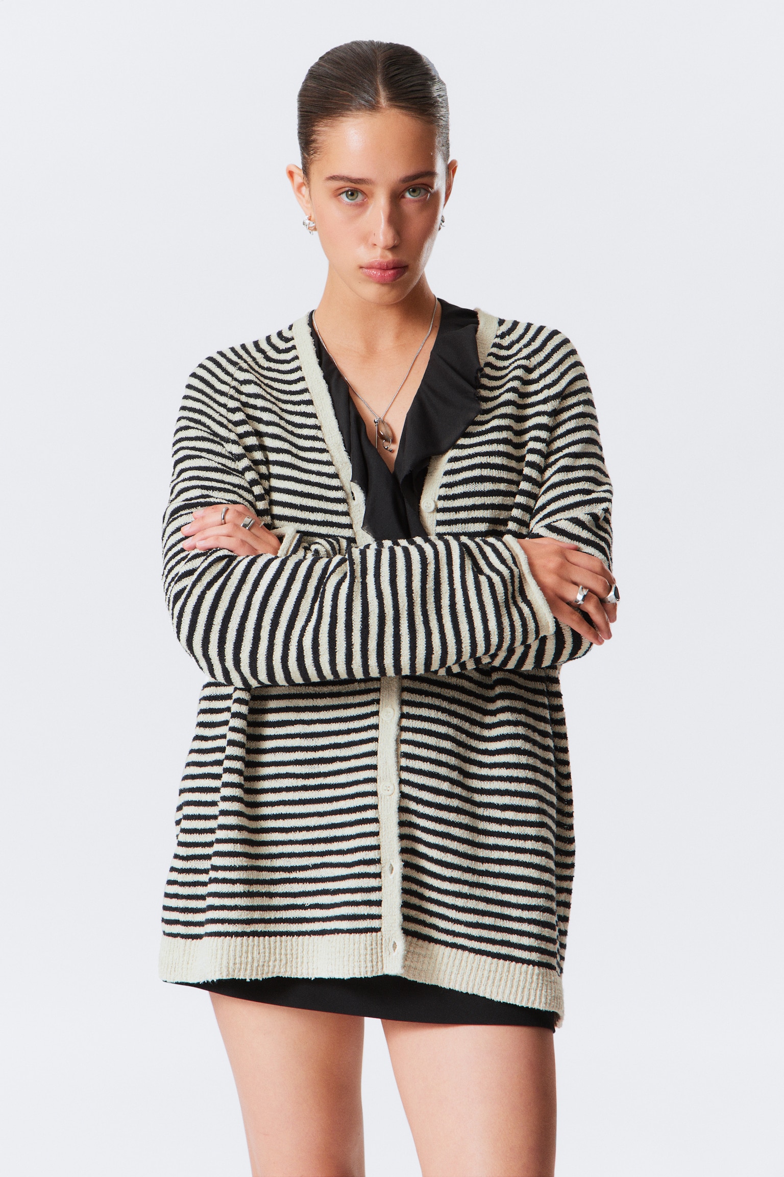 Cardigan ampio in maglia con scollo a V - Righe bianche e grigio scuro/Beige - Black Stripe