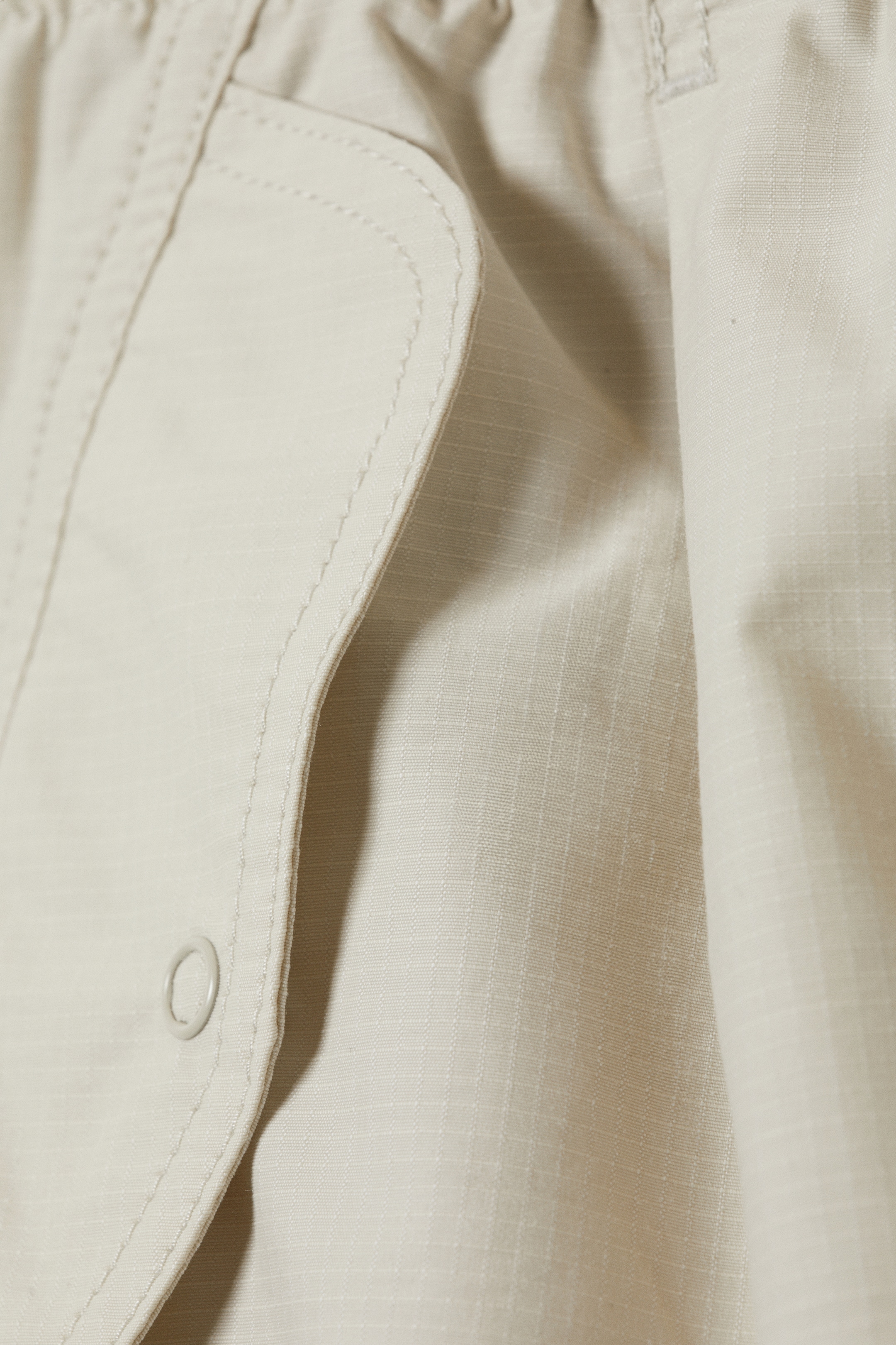 Vis større bilde: Løs plissert fallskjermbukse - Lys beige - HERRE | H&M NO 5
