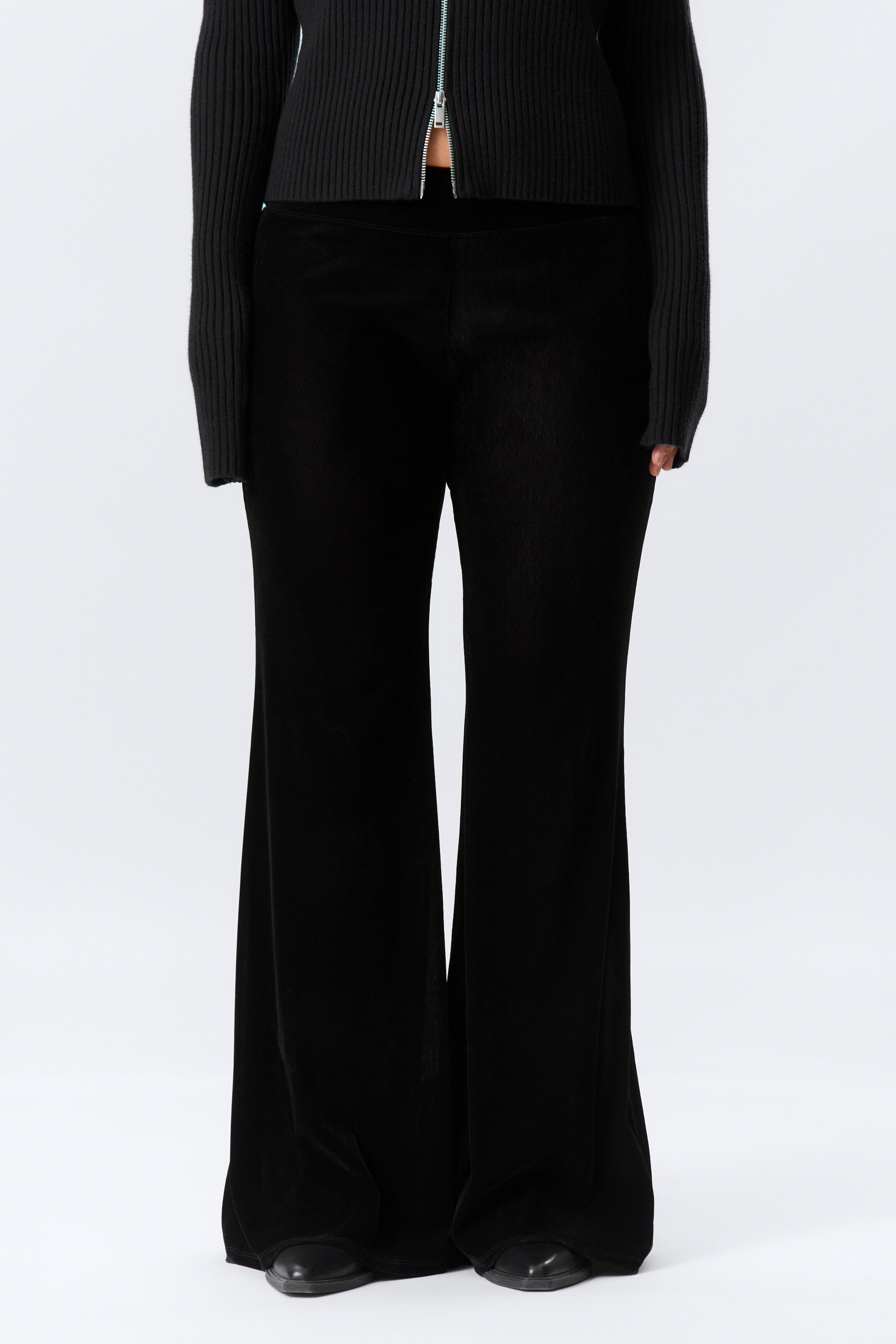 Nagyobb kép megtekintése: Alacsony derekú, trapézszárú bársony hálós nadrág - Fekete - NŐI | H&M HU 2