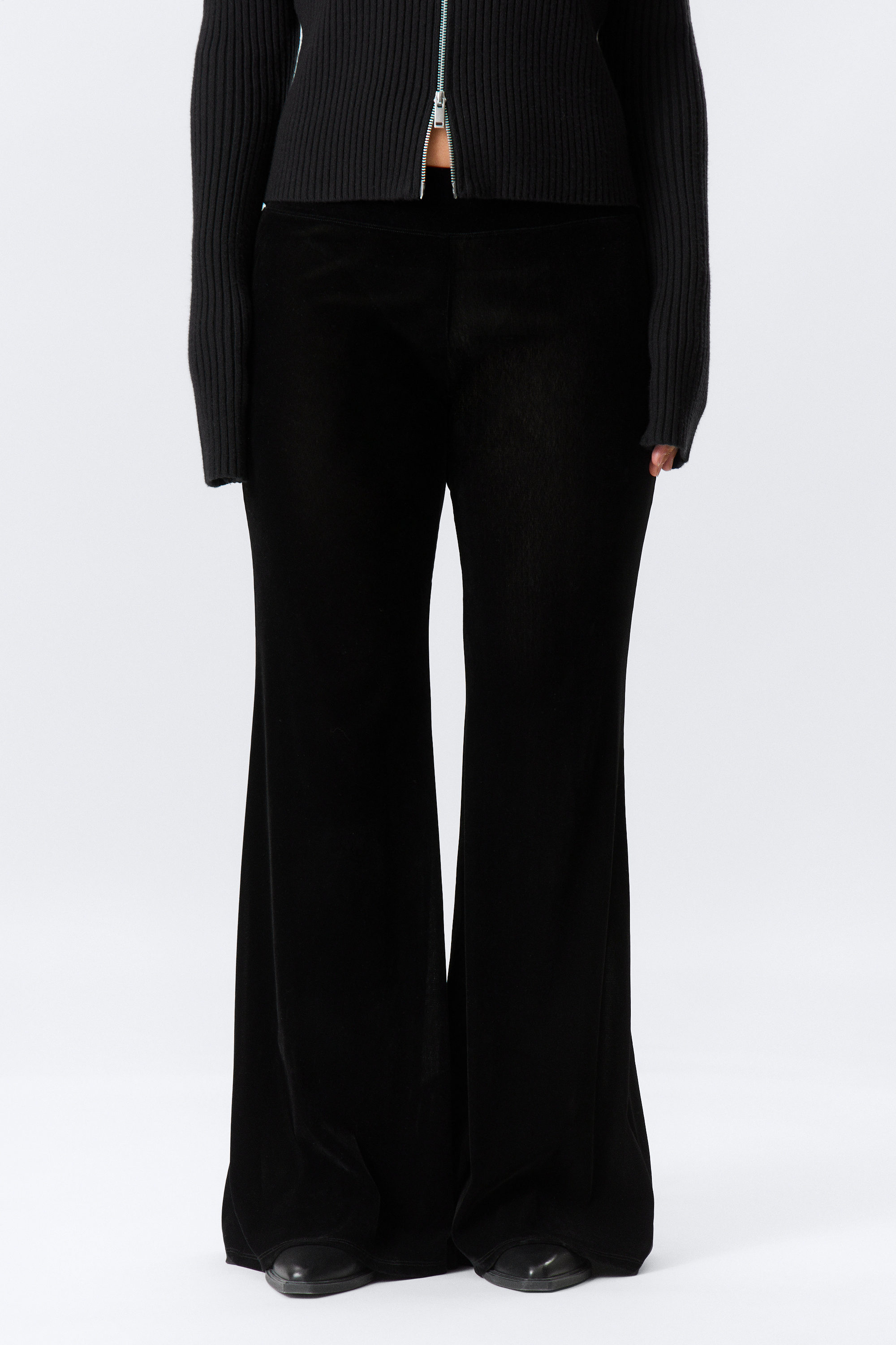 Schwarz - Hüfttiefe, leicht ausgestellte Hose aus Samt-Mesh - 2