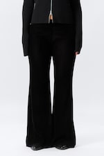 Zwart - Uitlopende fluwelen broek met lage taille - 1