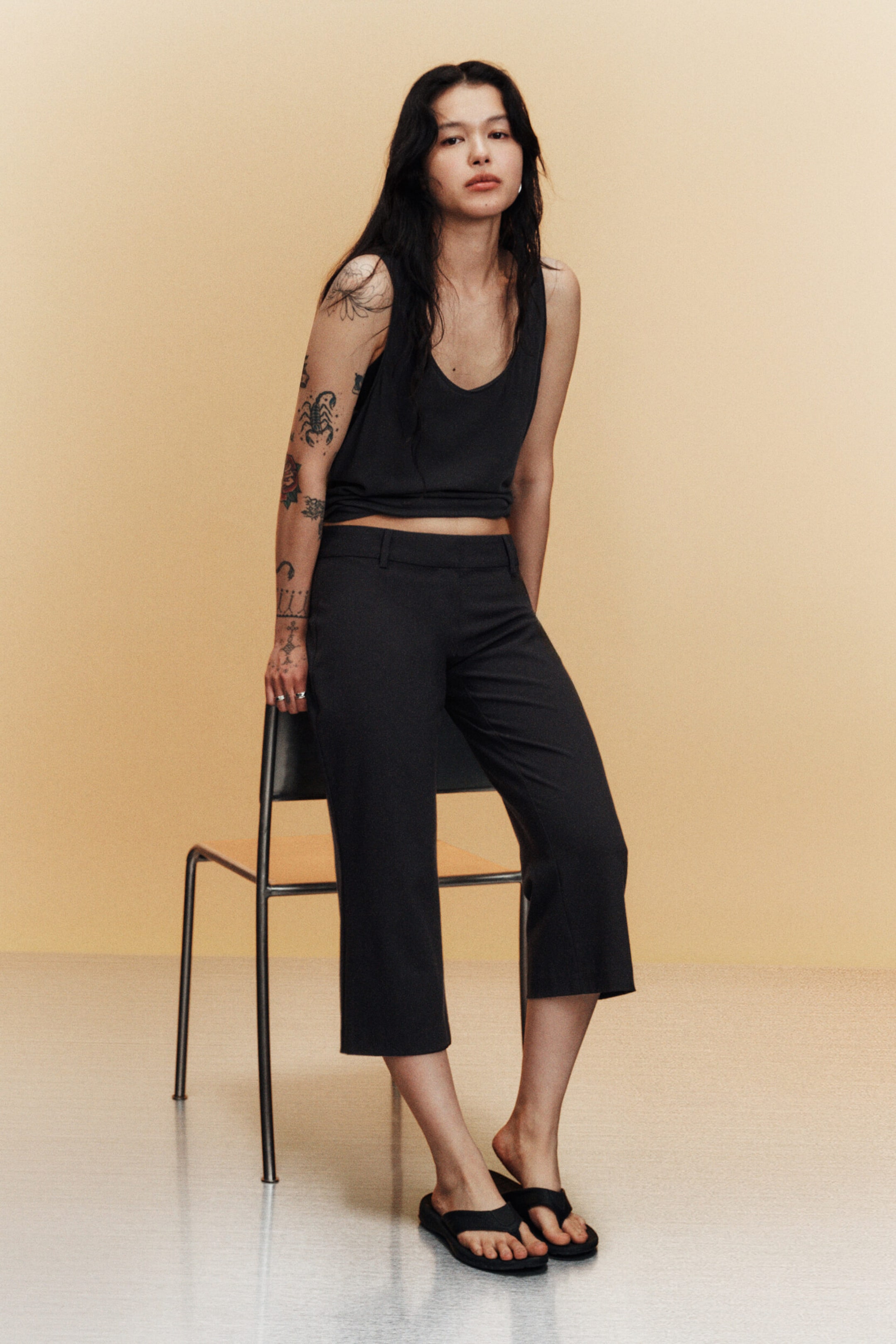 Schwarz - Flared Capri-Anzughose - 1