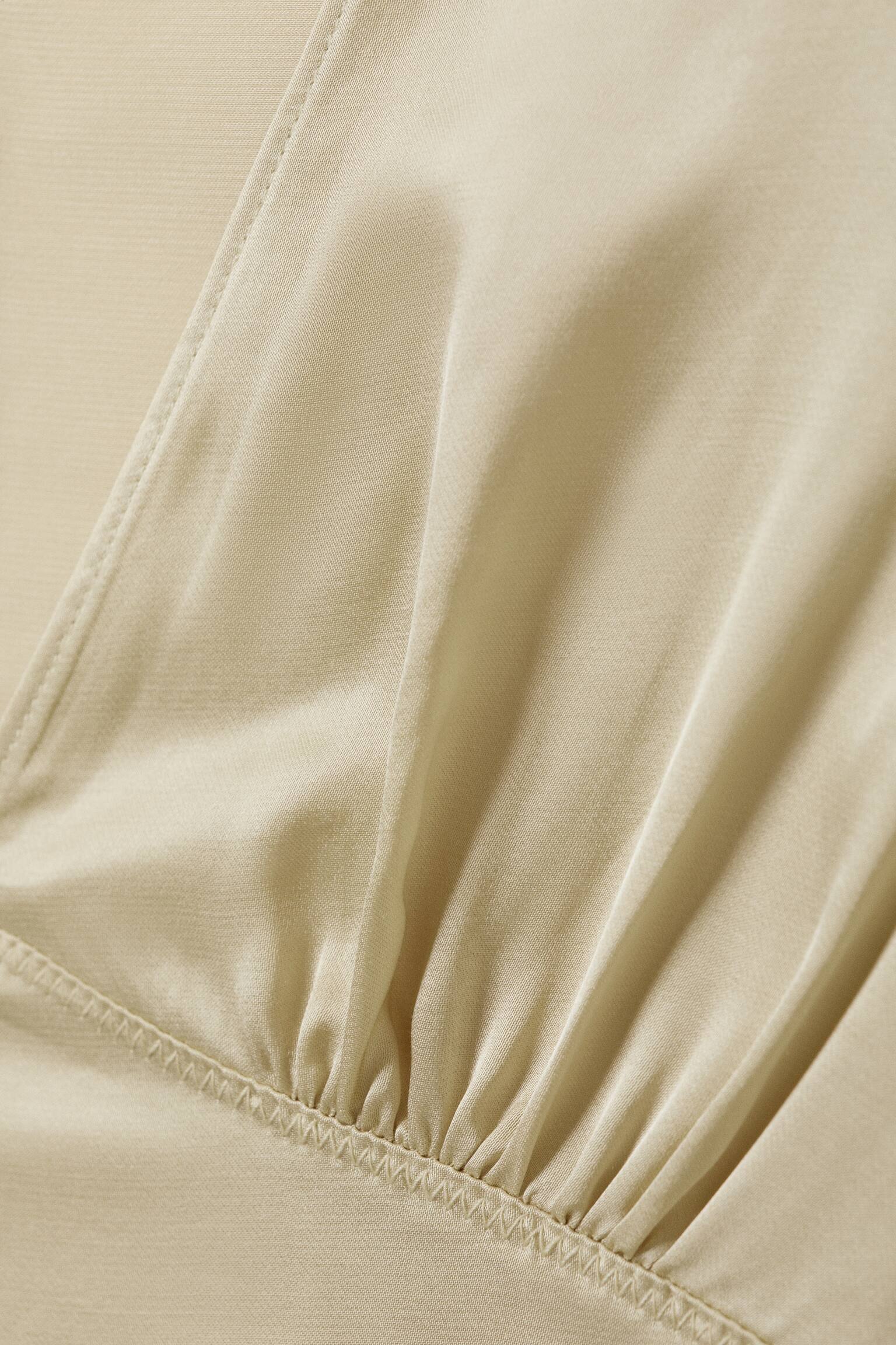 Ujjatlan, V-nyakú szatén top - Világos poros bézs/Fekete - 5