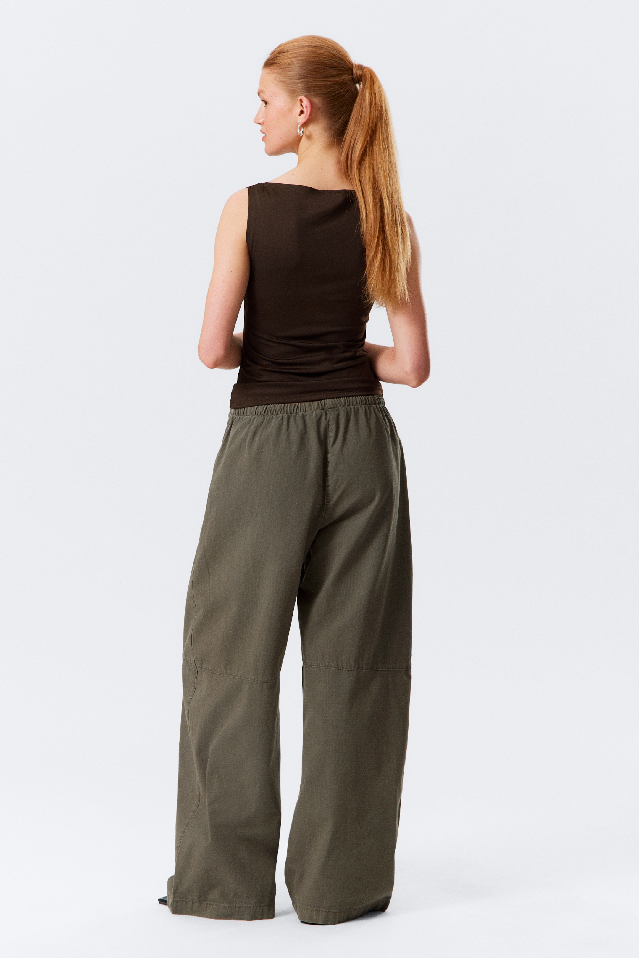 Visualizza immagine più grande: Top Annie con scollo a barchetta senza maniche - Marrone scuro - DONNA | H&M IT 3