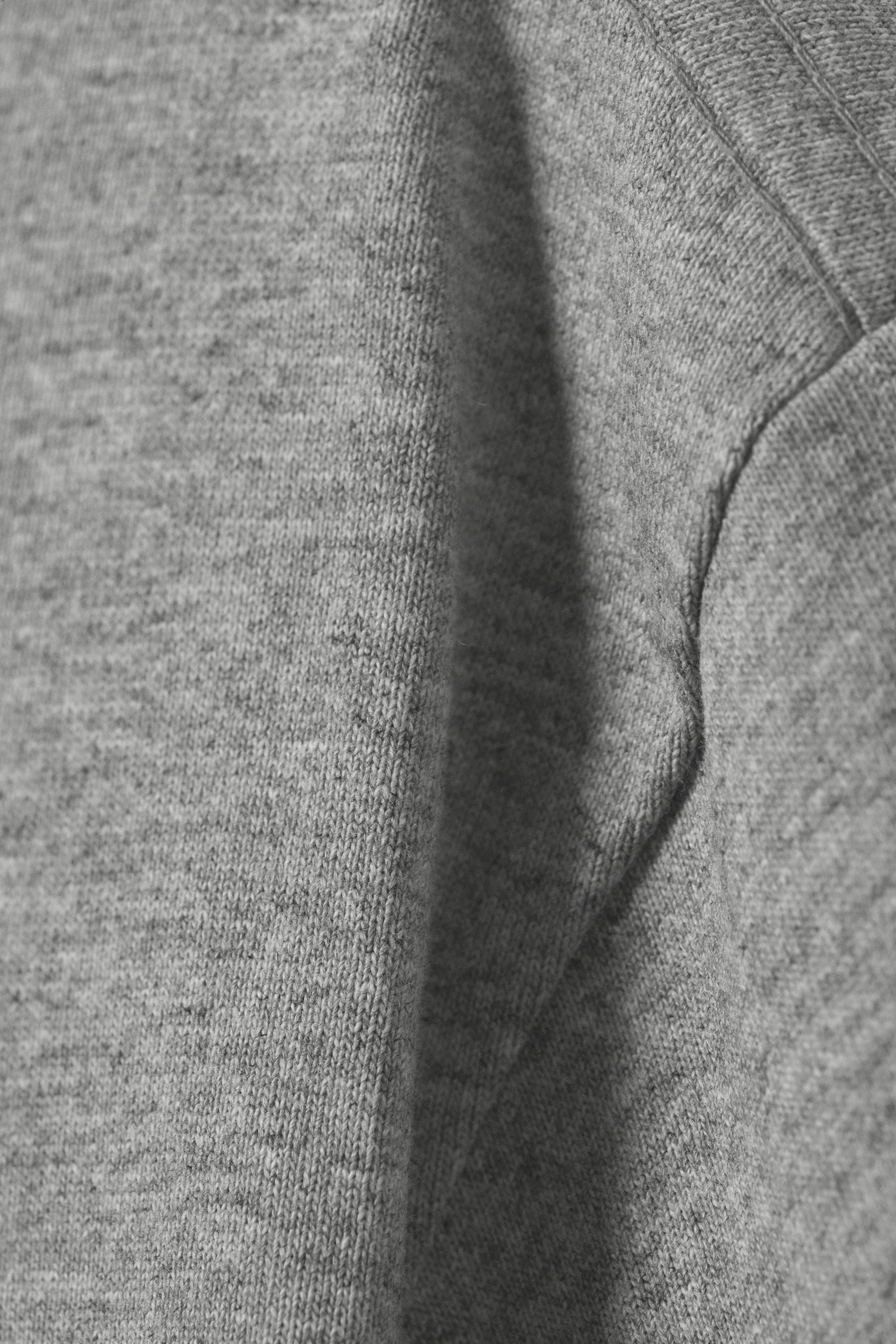 Näytä suurempi kuva: Rento lyhythihainen puuvilla-T-paita - Meleerattu harmaa - MIEHET | H&M FI 5