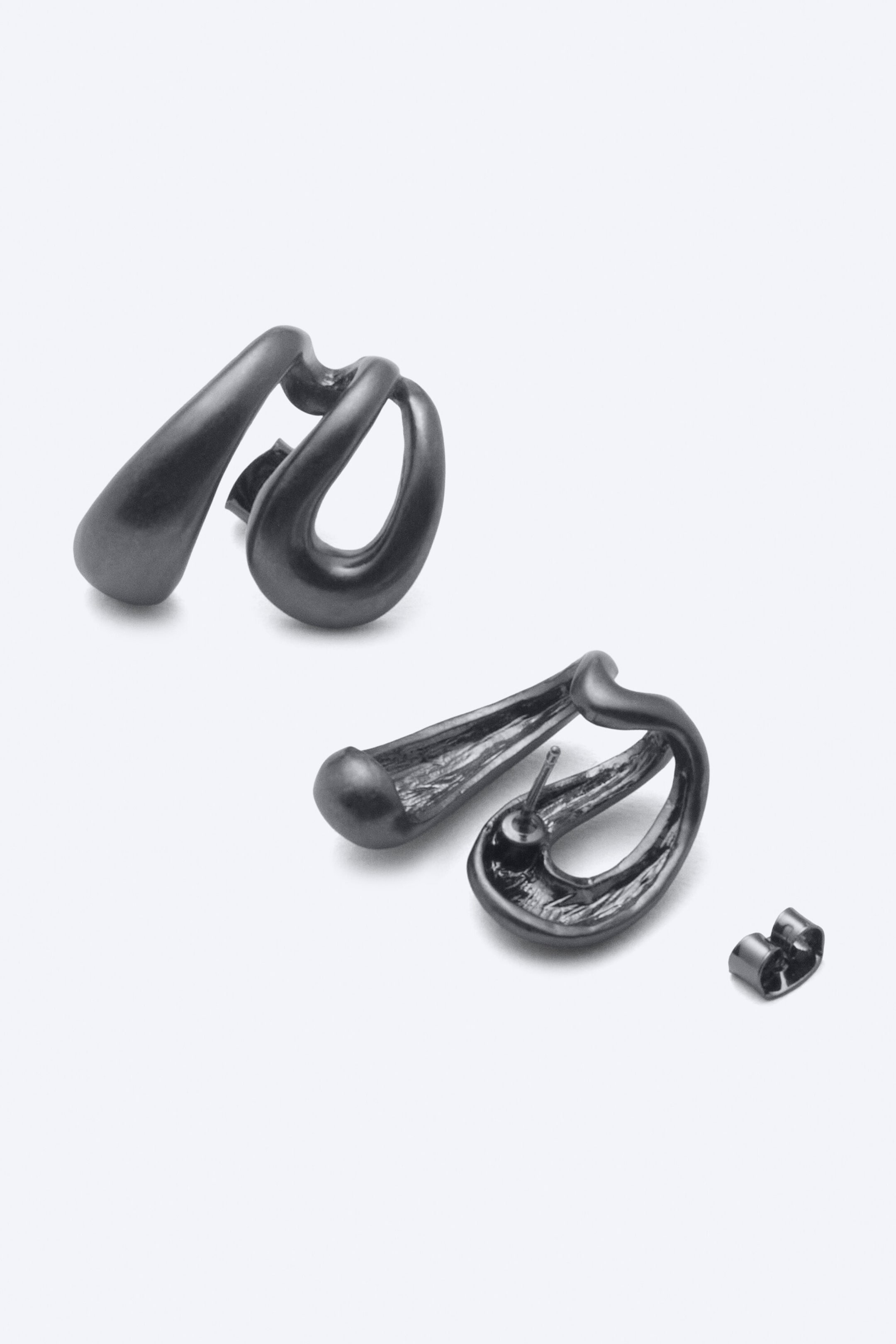 Dunkelgrau - Ohrring mit skulpturaler Wellenform - 1